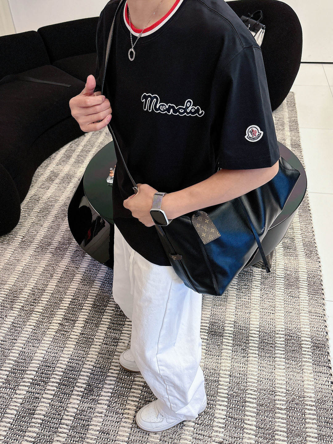 支持年后退换P160    蒙口#MONCLER  2026春夏新款首发专柜最新款短袖圆领T恤 高端订制 设计前卫时尚！品牌logo重工艺设计 高端定制百分百棉➕顶级丝光面料.手感柔软.穿着舒适.专柜级别精致车线.做工精细.上身效果无敌帅气！型男必备单品！
颜色：黑色 白色
码数：M-3XL
