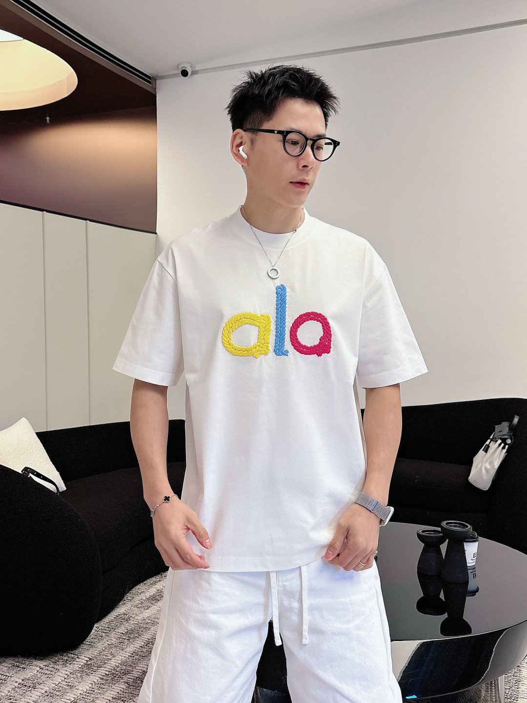 NO:744769,alo 2026 spring and summer new style debut counter, the latest short-sleeved round neck T-shirt, high-end custom design, avant-garde and fashionable!  Brand logo emphasizes craftsmanship design. High-end customized 100% cotton top-grade mercerized fabric. Soft to the touch. Comfortable to wear. Exquisite stitching at the counter level. Fine workmanship. The upper body effect is incomparably handsome!  A must-have item for a stylish man!  Color Black White Size M-3XL, T-shirt, tees, t-shirt,19860909alo 2026春夏新款首发专柜最新款短袖圆领T恤 高端订制 设计前卫时尚！品牌logo重工艺设计 高端定制百分百棉顶级丝光面料.手感柔软.穿着舒适.专柜级别精致车线.做工精细.上身效果无敌帅气！型男必备单品！ 颜色黑色 白色 码数M-3XL,,T-shirt,tees，t-shirt,,Men's clothing