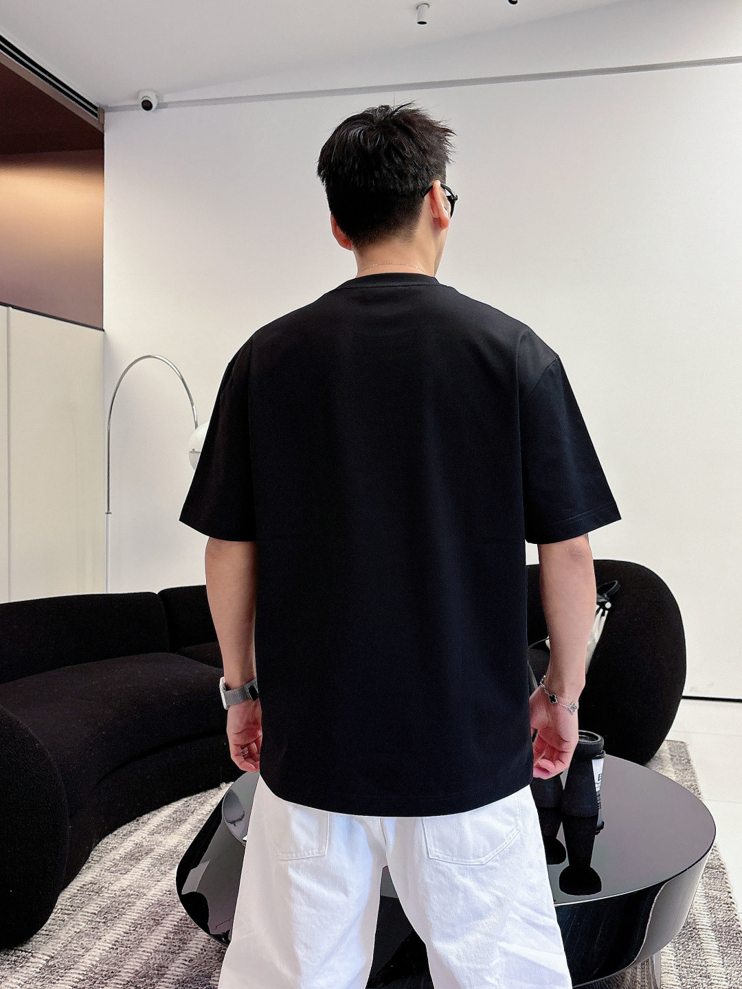 支持年后退换P160    爱马仕#Hermes  2026春夏新款首发专柜最新款短袖圆领T恤 高端订制 设计前卫时尚！品牌logo重工艺设计 高端定制百分百棉➕顶级丝光面料.手感柔软.穿着舒适.专柜级别精致车线.做工精细.上身效果无敌帅气！型男必备单品！
颜色：黑色 白色
码数：M-3XL
