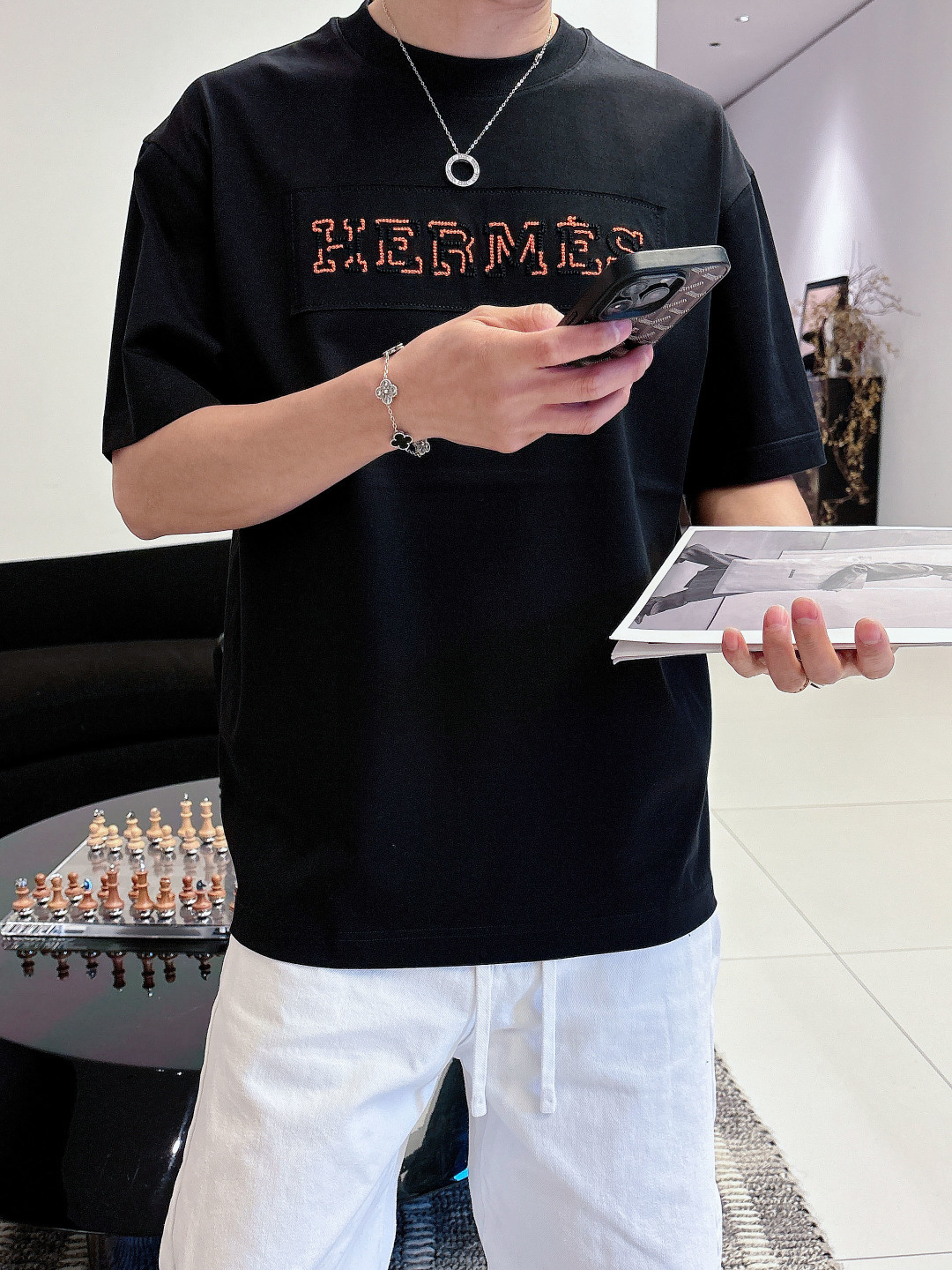 支持年后退换P160    爱马仕#Hermes  2026春夏新款首发专柜最新款短袖圆领T恤 高端订制 设计前卫时尚！品牌logo重工艺设计 高端定制百分百棉➕顶级丝光面料.手感柔软.穿着舒适.专柜级别精致车线.做工精细.上身效果无敌帅气！型男必备单品！
颜色：黑色 白色
码数：M-3XL
