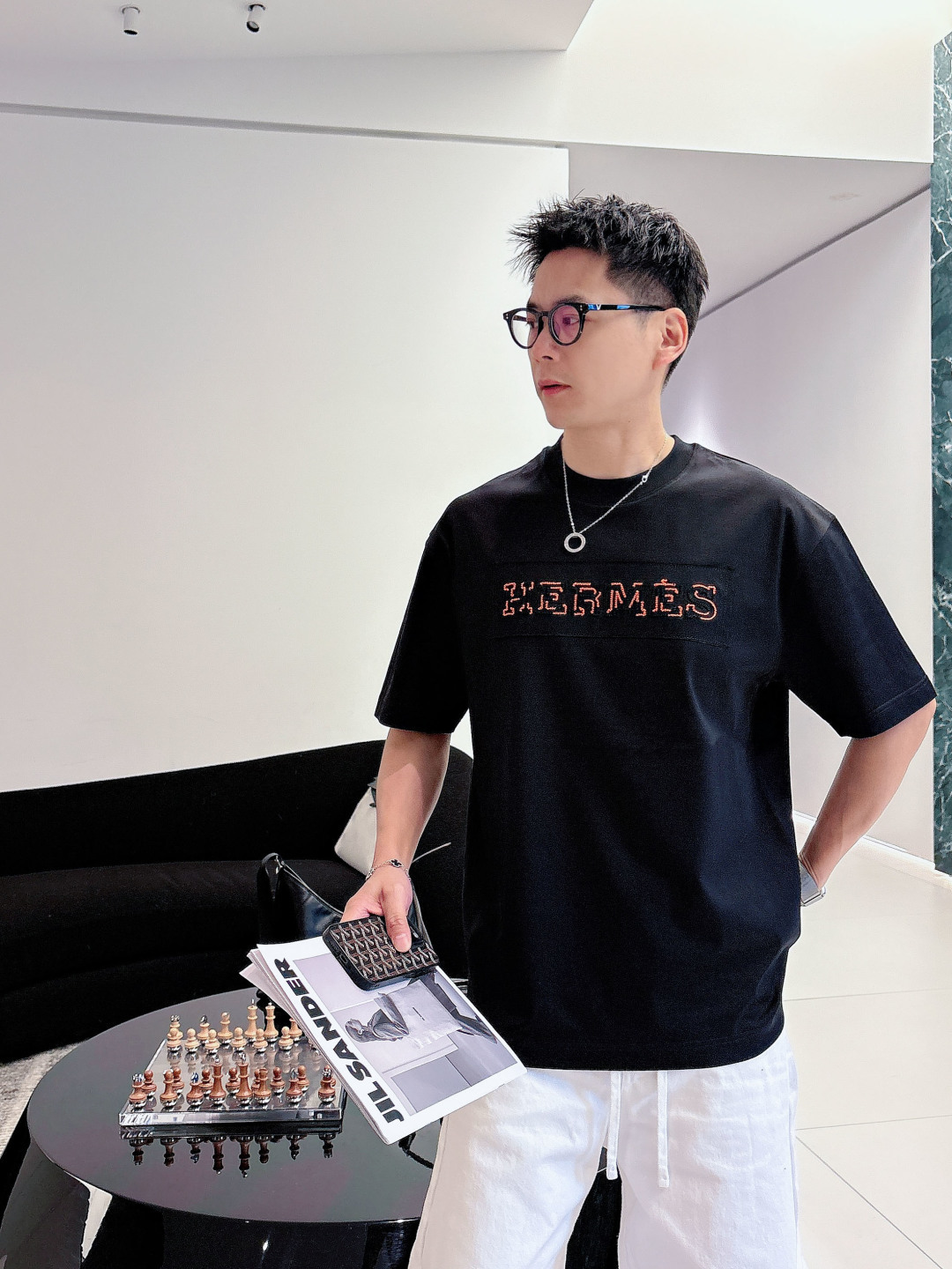 支持年后退换P160    爱马仕#Hermes  2026春夏新款首发专柜最新款短袖圆领T恤 高端订制 设计前卫时尚！品牌logo重工艺设计 高端定制百分百棉➕顶级丝光面料.手感柔软.穿着舒适.专柜级别精致车线.做工精细.上身效果无敌帅气！型男必备单品！
颜色：黑色 白色
码数：M-3XL
