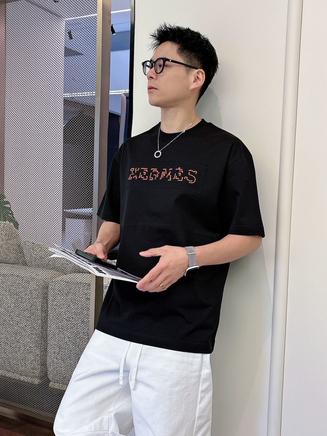 支持年后退换P160    爱马仕#Hermes  2026春夏新款首发专柜最新款短袖圆领T恤 高端订制 设计前卫时尚！品牌logo重工艺设计 高端定制百分百棉➕顶级丝光面料.手感柔软.穿着舒适.专柜级别精致车线.做工精细.上身效果无敌帅气！型男必备单品！
颜色：黑色 白色
码数：M-3XL
