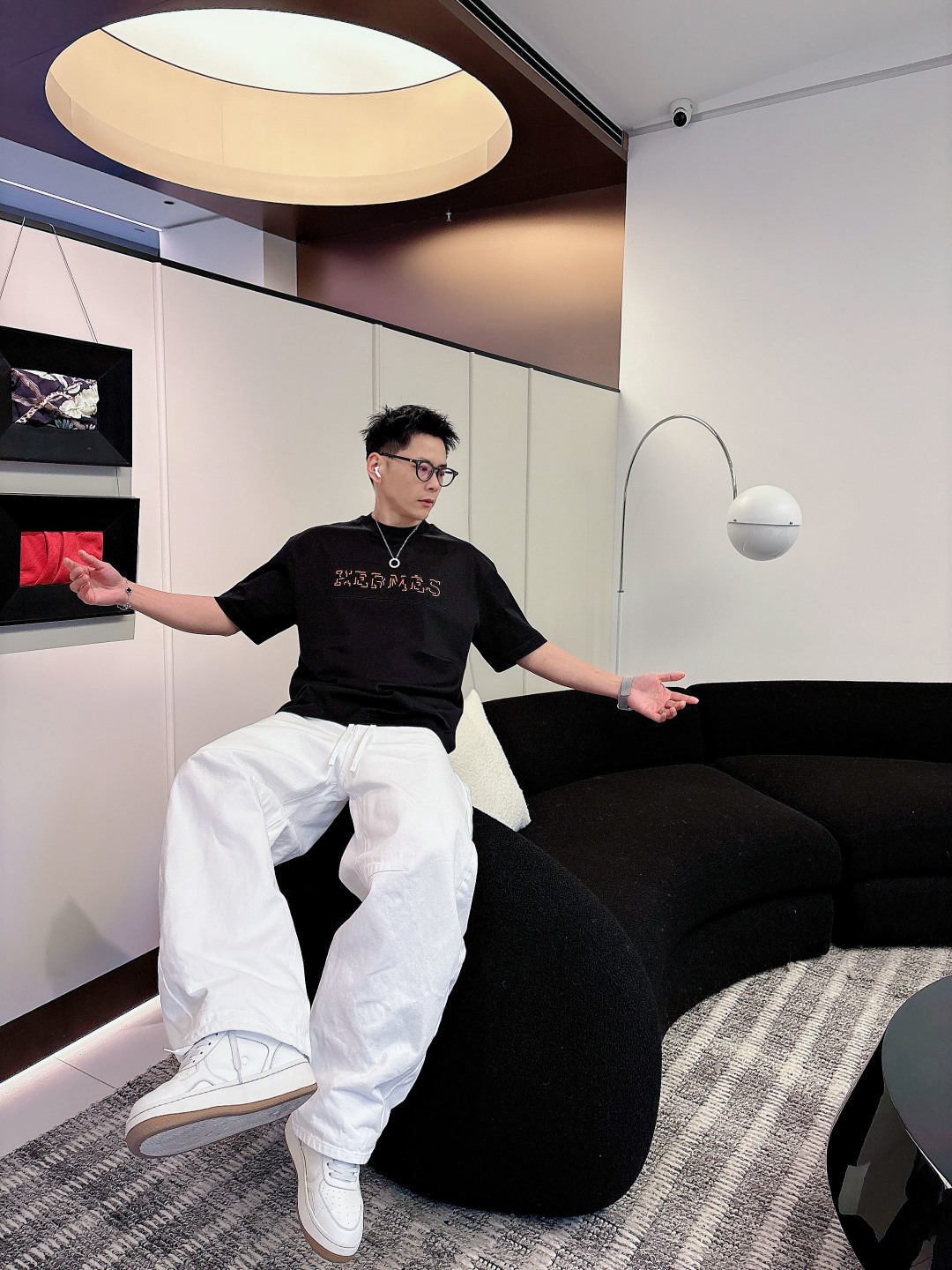 支持年后退换P160    爱马仕#Hermes  2026春夏新款首发专柜最新款短袖圆领T恤 高端订制 设计前卫时尚！品牌logo重工艺设计 高端定制百分百棉➕顶级丝光面料.手感柔软.穿着舒适.专柜级别精致车线.做工精细.上身效果无敌帅气！型男必备单品！
颜色：黑色 白色
码数：M-3XL
