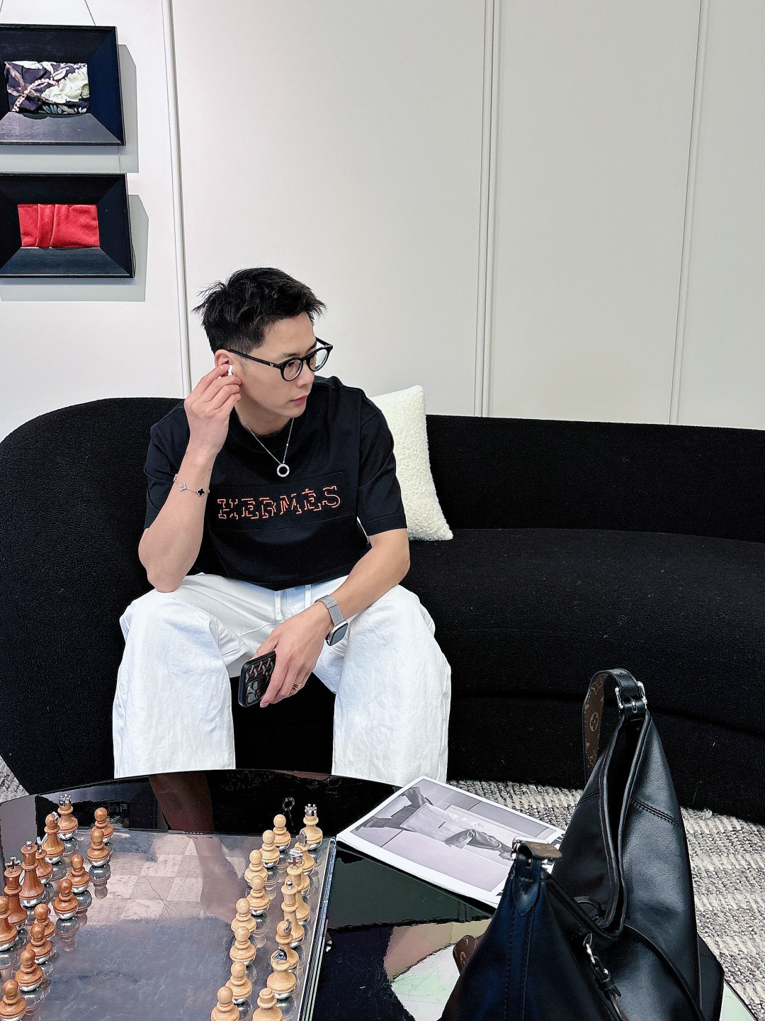 支持年后退换P160    爱马仕#Hermes  2026春夏新款首发专柜最新款短袖圆领T恤 高端订制 设计前卫时尚！品牌logo重工艺设计 高端定制百分百棉➕顶级丝光面料.手感柔软.穿着舒适.专柜级别精致车线.做工精细.上身效果无敌帅气！型男必备单品！
颜色：黑色 白色
码数：M-3XL
