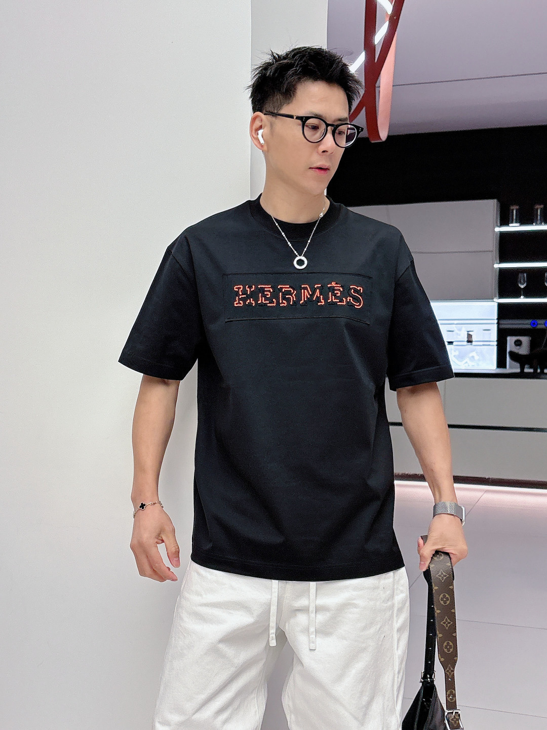 支持年后退换P160    爱马仕#Hermes  2026春夏新款首发专柜最新款短袖圆领T恤 高端订制 设计前卫时尚！品牌logo重工艺设计 高端定制百分百棉➕顶级丝光面料.手感柔软.穿着舒适.专柜级别精致车线.做工精细.上身效果无敌帅气！型男必备单品！
颜色：黑色 白色
码数：M-3XL
