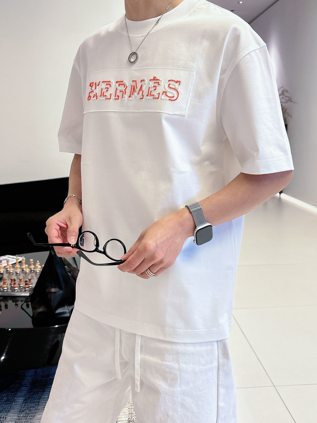 支持年后退换P160    爱马仕#Hermes  2026春夏新款首发专柜最新款短袖圆领T恤 高端订制 设计前卫时尚！品牌logo重工艺设计 高端定制百分百棉➕顶级丝光面料.手感柔软.穿着舒适.专柜级别精致车线.做工精细.上身效果无敌帅气！型男必备单品！
颜色：黑色 白色
码数：M-3XL
