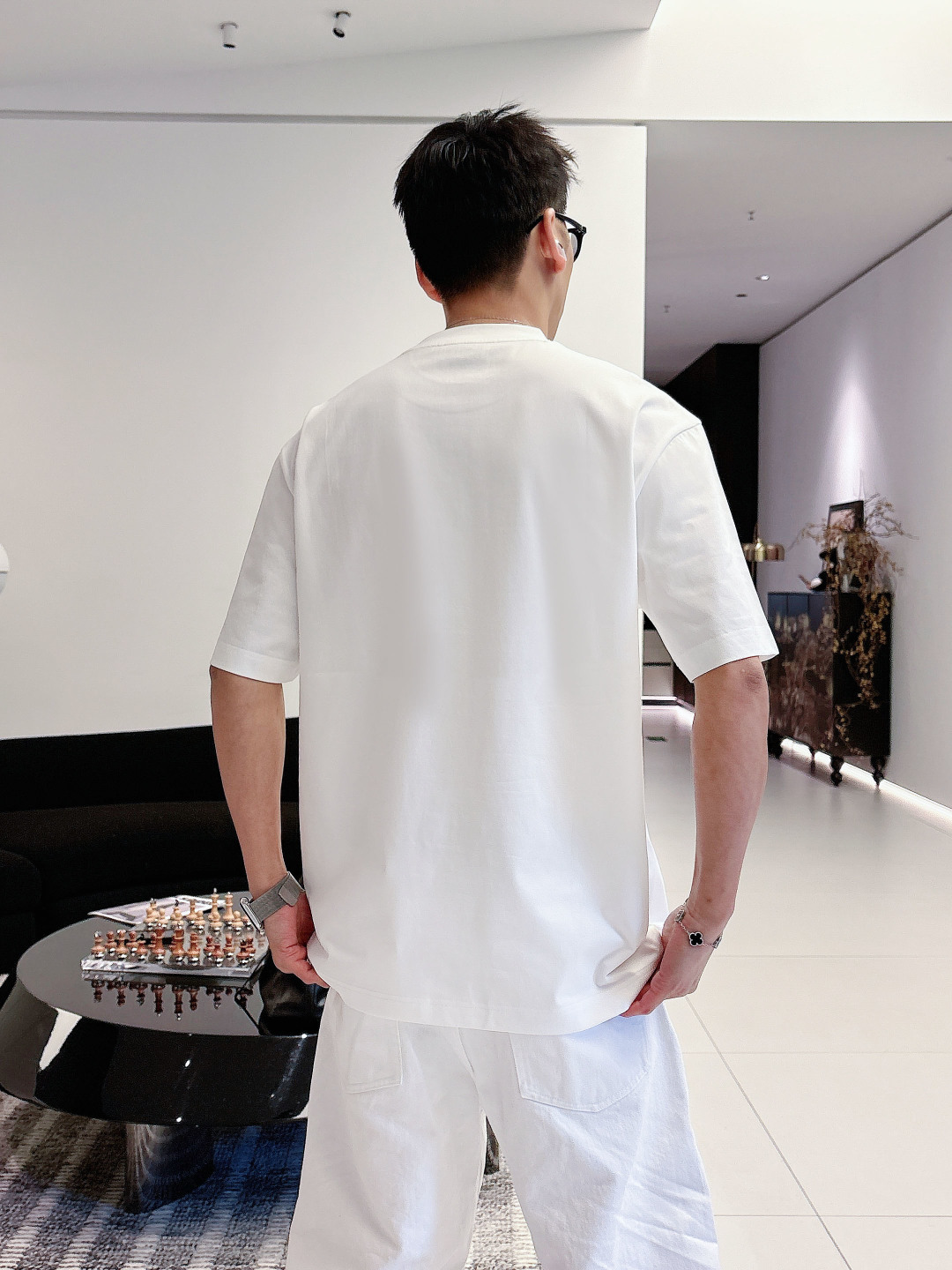 支持年后退换P160    爱马仕#Hermes  2026春夏新款首发专柜最新款短袖圆领T恤 高端订制 设计前卫时尚！品牌logo重工艺设计 高端定制百分百棉➕顶级丝光面料.手感柔软.穿着舒适.专柜级别精致车线.做工精细.上身效果无敌帅气！型男必备单品！
颜色：黑色 白色
码数：M-3XL
