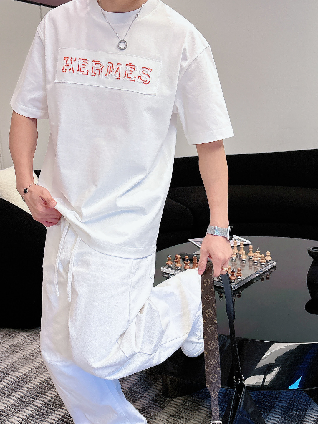 支持年后退换P160    爱马仕#Hermes  2026春夏新款首发专柜最新款短袖圆领T恤 高端订制 设计前卫时尚！品牌logo重工艺设计 高端定制百分百棉➕顶级丝光面料.手感柔软.穿着舒适.专柜级别精致车线.做工精细.上身效果无敌帅气！型男必备单品！
颜色：黑色 白色
码数：M-3XL
