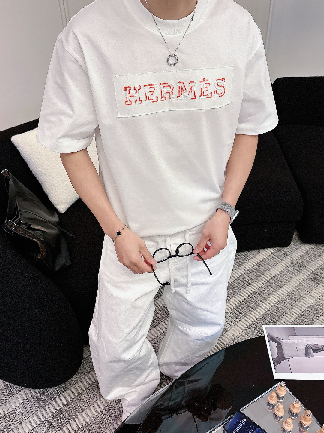 支持年后退换P160    爱马仕#Hermes  2026春夏新款首发专柜最新款短袖圆领T恤 高端订制 设计前卫时尚！品牌logo重工艺设计 高端定制百分百棉➕顶级丝光面料.手感柔软.穿着舒适.专柜级别精致车线.做工精细.上身效果无敌帅气！型男必备单品！
颜色：黑色 白色
码数：M-3XL
