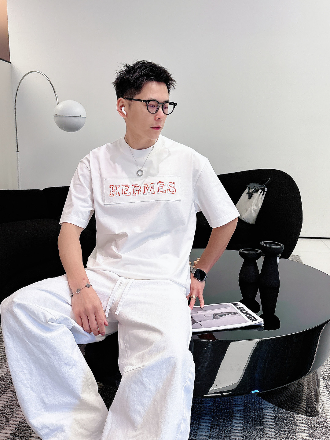 支持年后退换P160    爱马仕#Hermes  2026春夏新款首发专柜最新款短袖圆领T恤 高端订制 设计前卫时尚！品牌logo重工艺设计 高端定制百分百棉➕顶级丝光面料.手感柔软.穿着舒适.专柜级别精致车线.做工精细.上身效果无敌帅气！型男必备单品！
颜色：黑色 白色
码数：M-3XL
