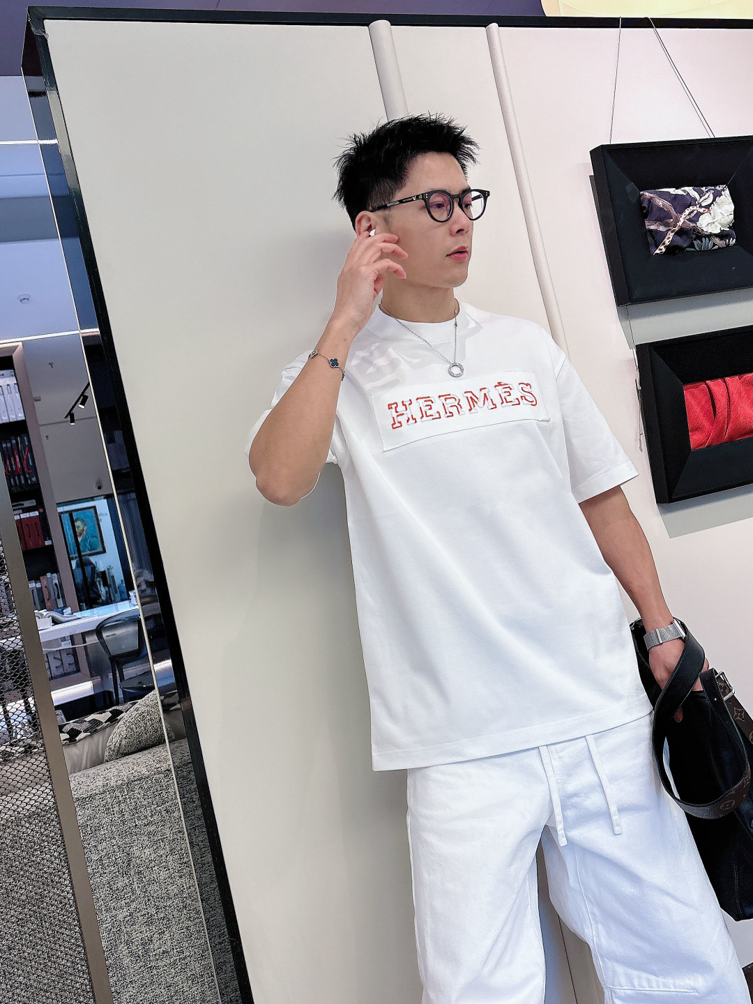 支持年后退换P160    爱马仕#Hermes  2026春夏新款首发专柜最新款短袖圆领T恤 高端订制 设计前卫时尚！品牌logo重工艺设计 高端定制百分百棉➕顶级丝光面料.手感柔软.穿着舒适.专柜级别精致车线.做工精细.上身效果无敌帅气！型男必备单品！
颜色：黑色 白色
码数：M-3XL
