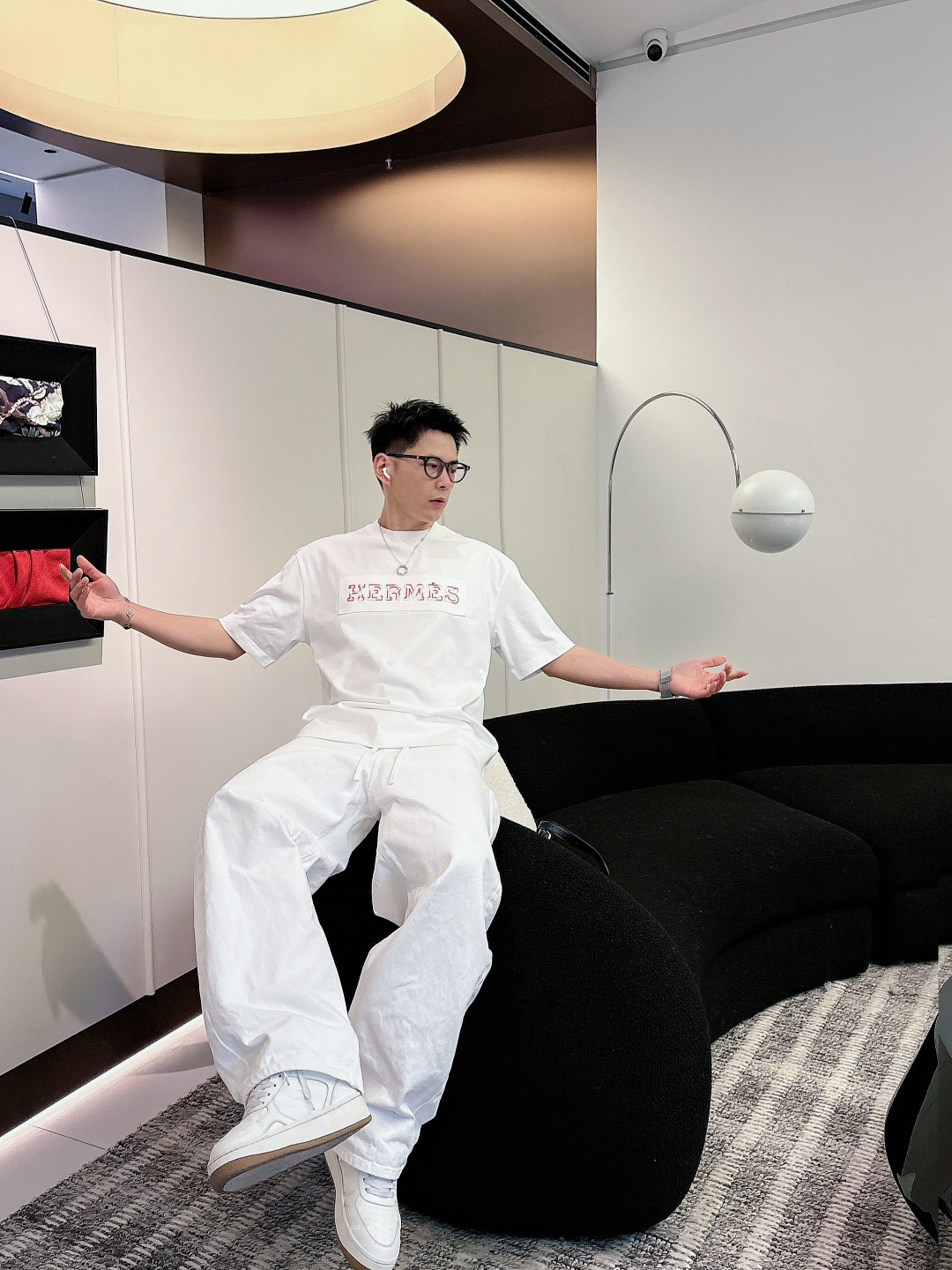 支持年后退换P160    爱马仕#Hermes  2026春夏新款首发专柜最新款短袖圆领T恤 高端订制 设计前卫时尚！品牌logo重工艺设计 高端定制百分百棉➕顶级丝光面料.手感柔软.穿着舒适.专柜级别精致车线.做工精细.上身效果无敌帅气！型男必备单品！
颜色：黑色 白色
码数：M-3XL
