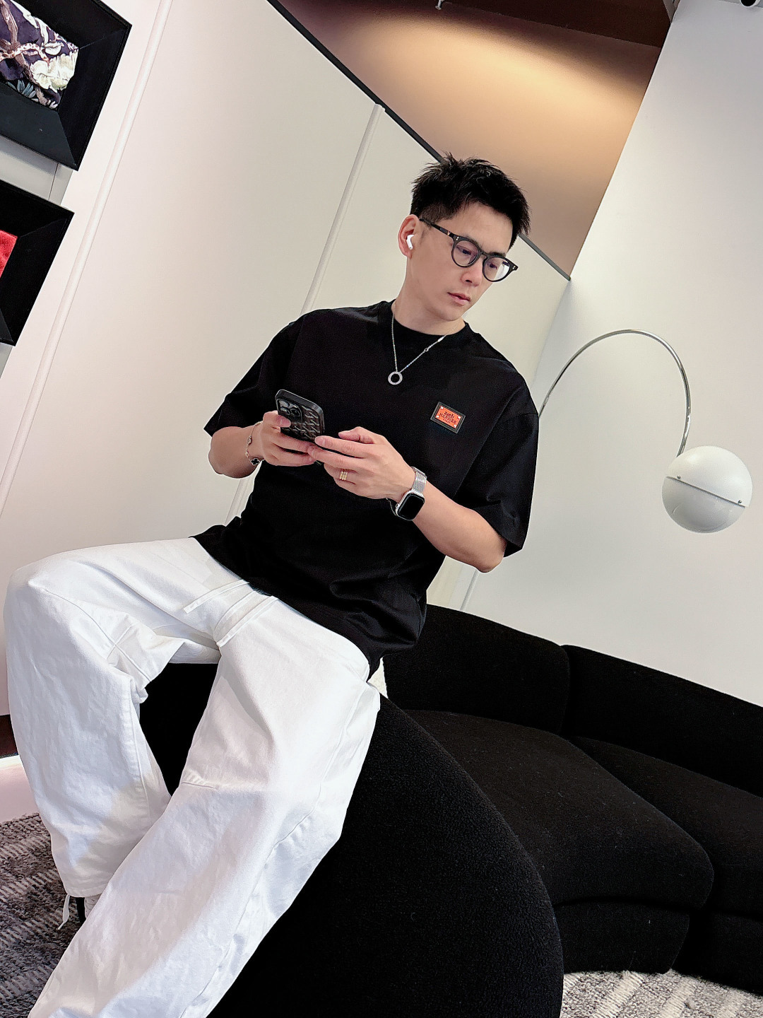 爱马仕#Hermes 2026春夏新款首发专柜最新款短袖圆领T恤 高端订制 设计前卫时尚！品牌logo重