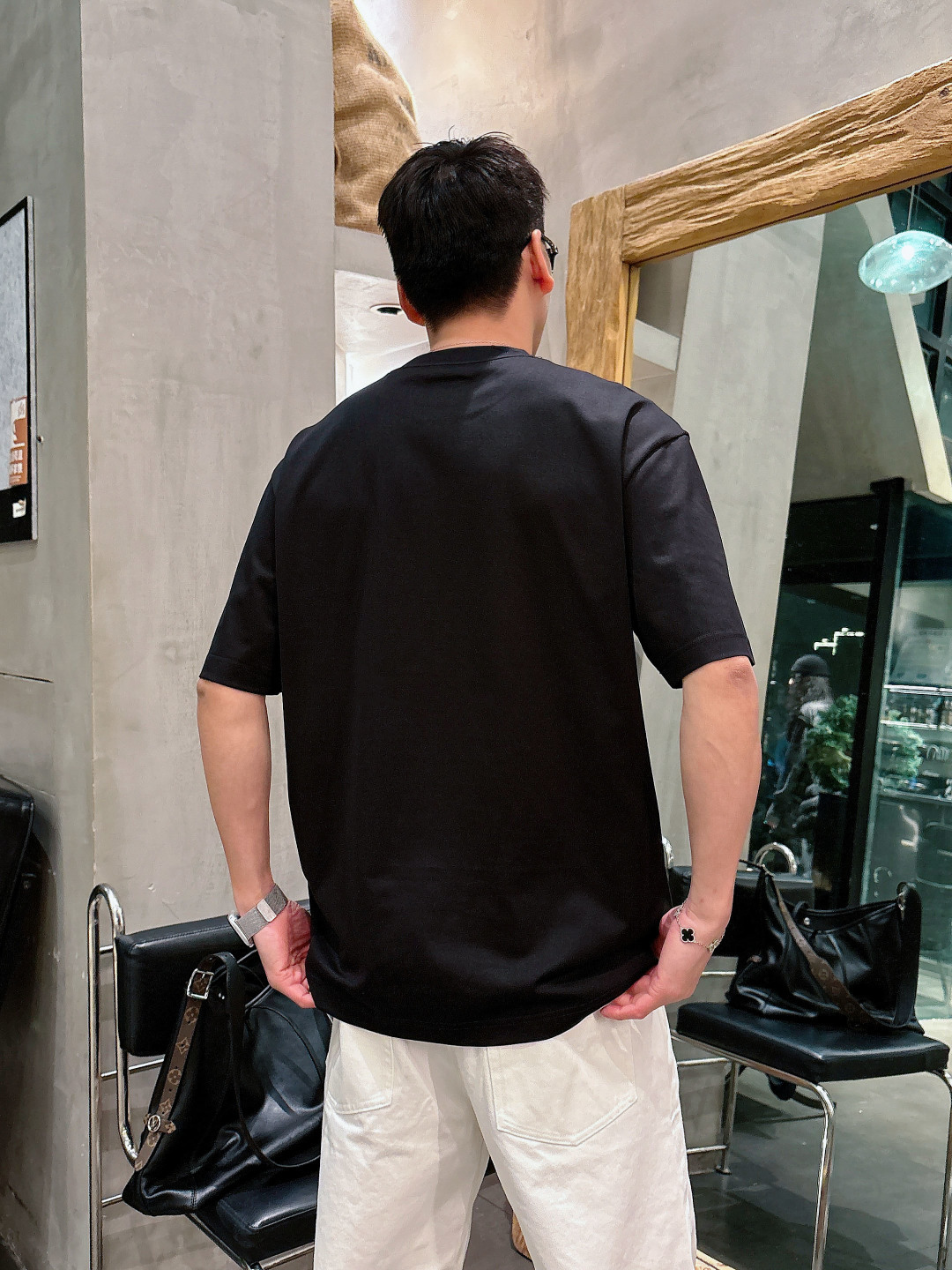 支持年后退换P160    爱马仕#Hermes  2026春夏新款首发专柜最新款短袖圆领T恤 高端订制 设计前卫时尚！品牌logo重工艺设计 高端定制百分百棉➕顶级丝光面料.手感柔软.穿着舒适.专柜级别精致车线.做工精细.上身效果无敌帅气！型男必备单品！
颜色：黑色 白色
码数：M-3XL
