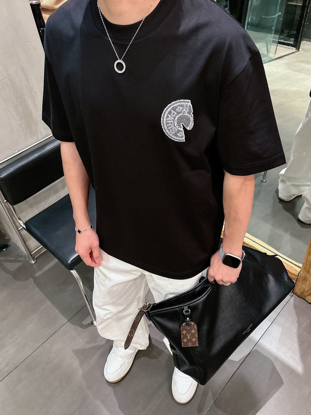 支持年后退换P160    爱马仕#Hermes  2026春夏新款首发专柜最新款短袖圆领T恤 高端订制 设计前卫时尚！品牌logo重工艺设计 高端定制百分百棉➕顶级丝光面料.手感柔软.穿着舒适.专柜级别精致车线.做工精细.上身效果无敌帅气！型男必备单品！
颜色：黑色 白色
码数：M-3XL
