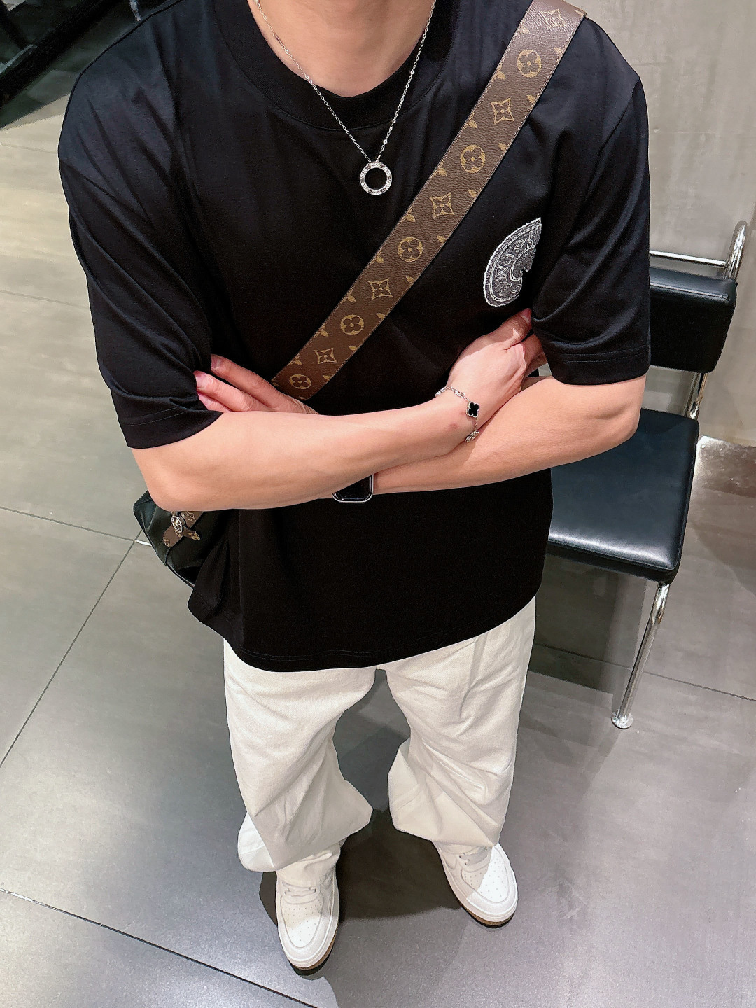 支持年后退换P160    爱马仕#Hermes  2026春夏新款首发专柜最新款短袖圆领T恤 高端订制 设计前卫时尚！品牌logo重工艺设计 高端定制百分百棉➕顶级丝光面料.手感柔软.穿着舒适.专柜级别精致车线.做工精细.上身效果无敌帅气！型男必备单品！
颜色：黑色 白色
码数：M-3XL
