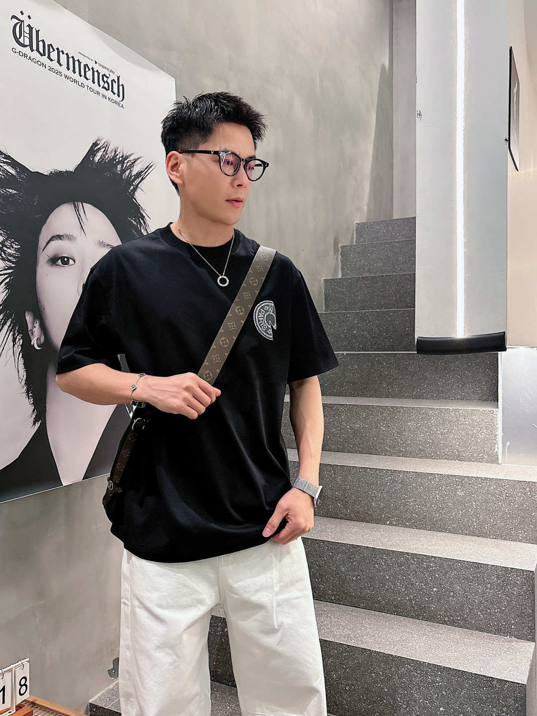 支持年后退换P160    爱马仕#Hermes  2026春夏新款首发专柜最新款短袖圆领T恤 高端订制 设计前卫时尚！品牌logo重工艺设计 高端定制百分百棉➕顶级丝光面料.手感柔软.穿着舒适.专柜级别精致车线.做工精细.上身效果无敌帅气！型男必备单品！
颜色：黑色 白色
码数：M-3XL
