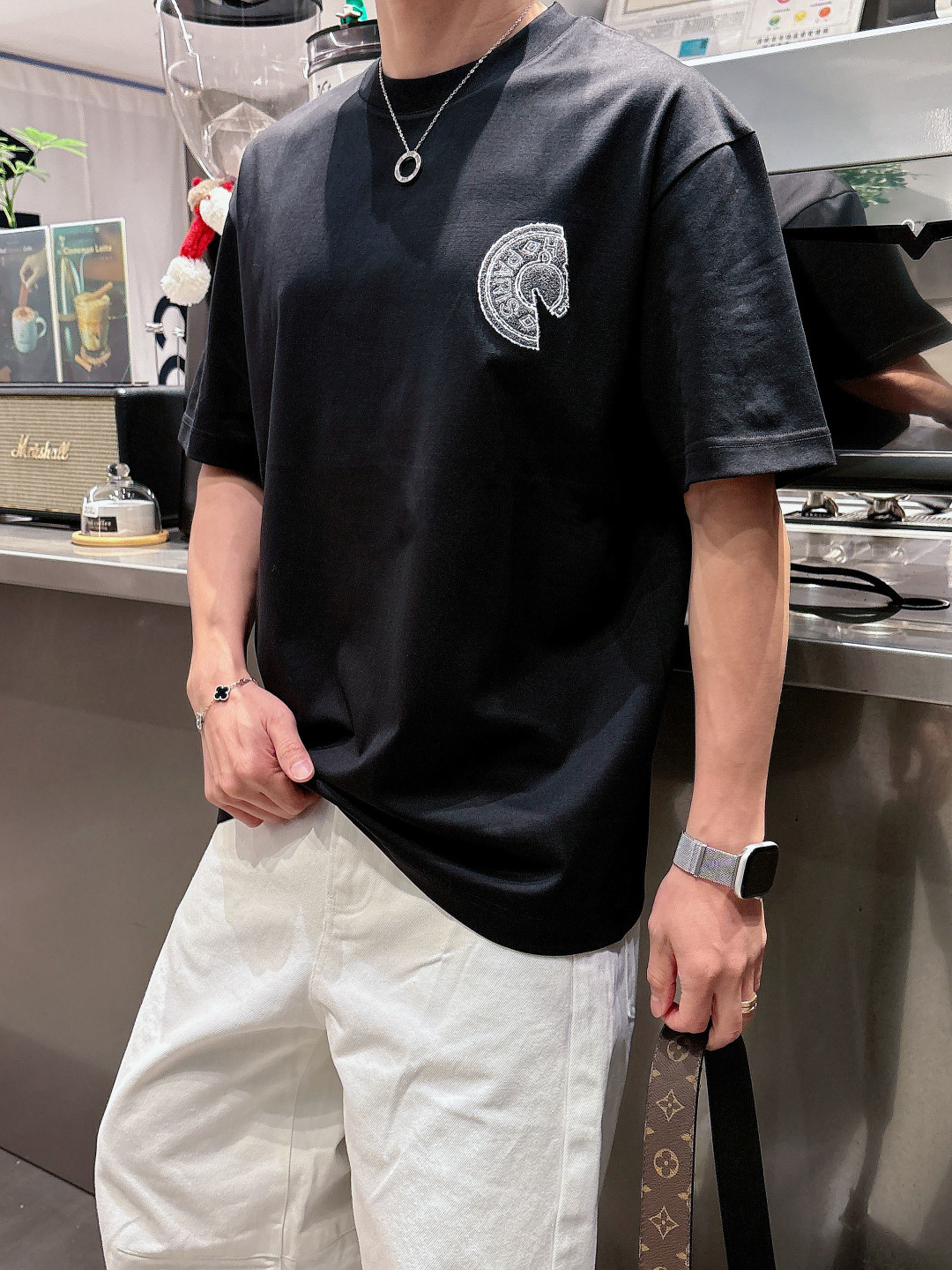 支持年后退换P160    爱马仕#Hermes  2026春夏新款首发专柜最新款短袖圆领T恤 高端订制 设计前卫时尚！品牌logo重工艺设计 高端定制百分百棉➕顶级丝光面料.手感柔软.穿着舒适.专柜级别精致车线.做工精细.上身效果无敌帅气！型男必备单品！
颜色：黑色 白色
码数：M-3XL
