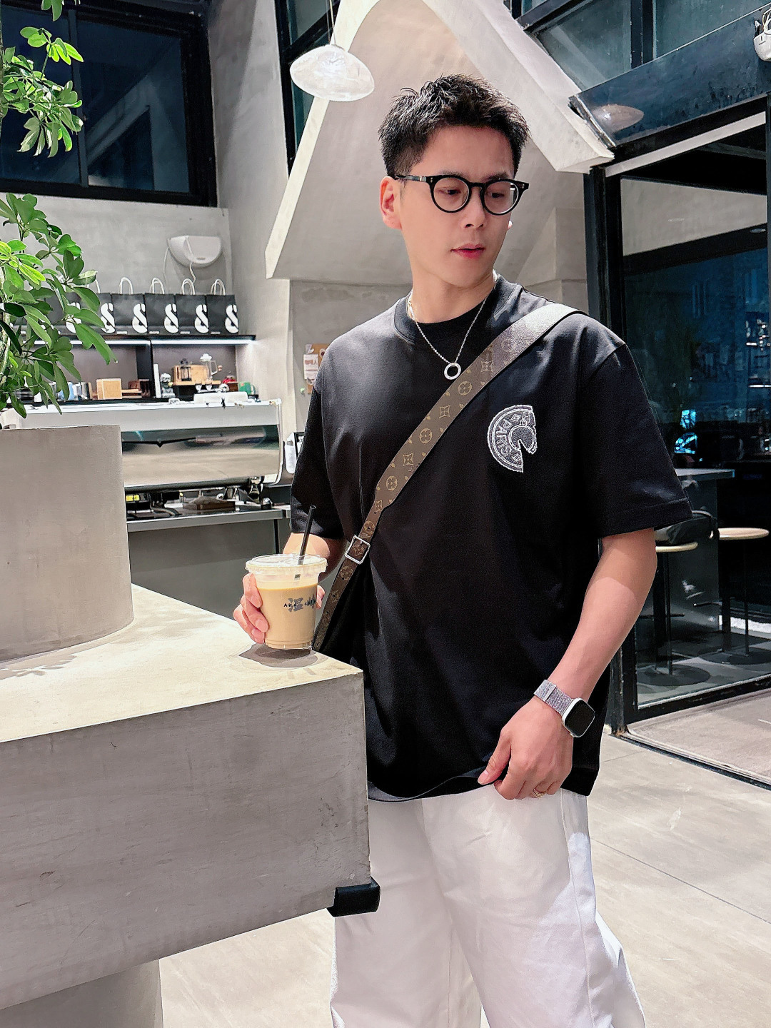 支持年后退换P160    爱马仕#Hermes  2026春夏新款首发专柜最新款短袖圆领T恤 高端订制 设计前卫时尚！品牌logo重工艺设计 高端定制百分百棉➕顶级丝光面料.手感柔软.穿着舒适.专柜级别精致车线.做工精细.上身效果无敌帅气！型男必备单品！
颜色：黑色 白色
码数：M-3XL
