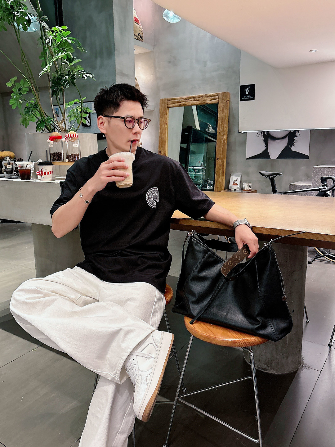 支持年后退换P160    爱马仕#Hermes  2026春夏新款首发专柜最新款短袖圆领T恤 高端订制 设计前卫时尚！品牌logo重工艺设计 高端定制百分百棉➕顶级丝光面料.手感柔软.穿着舒适.专柜级别精致车线.做工精细.上身效果无敌帅气！型男必备单品！
颜色：黑色 白色
码数：M-3XL
