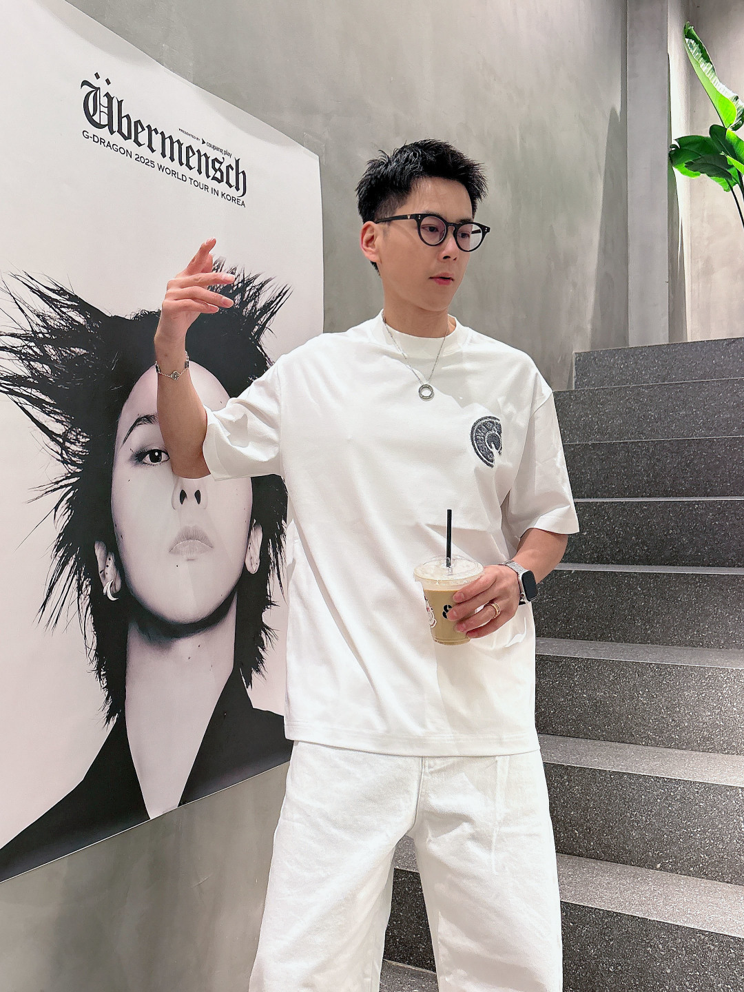 支持年后退换P160    爱马仕#Hermes  2026春夏新款首发专柜最新款短袖圆领T恤 高端订制 设计前卫时尚！品牌logo重工艺设计 高端定制百分百棉➕顶级丝光面料.手感柔软.穿着舒适.专柜级别精致车线.做工精细.上身效果无敌帅气！型男必备单品！
颜色：黑色 白色
码数：M-3XL
