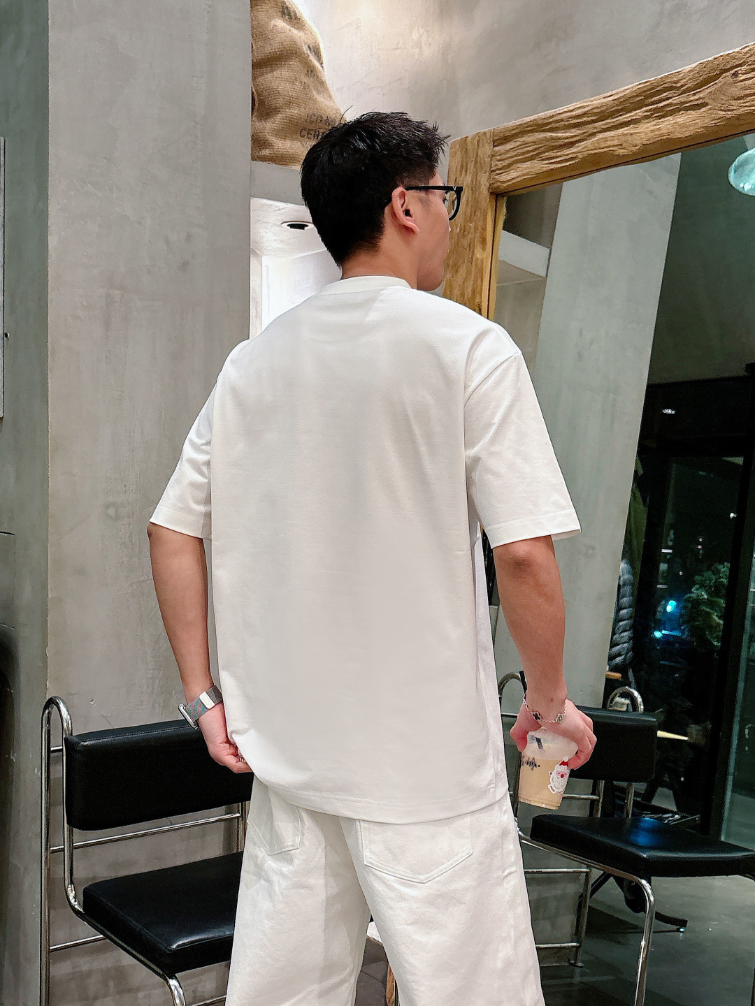 支持年后退换P160    爱马仕#Hermes  2026春夏新款首发专柜最新款短袖圆领T恤 高端订制 设计前卫时尚！品牌logo重工艺设计 高端定制百分百棉➕顶级丝光面料.手感柔软.穿着舒适.专柜级别精致车线.做工精细.上身效果无敌帅气！型男必备单品！
颜色：黑色 白色
码数：M-3XL
