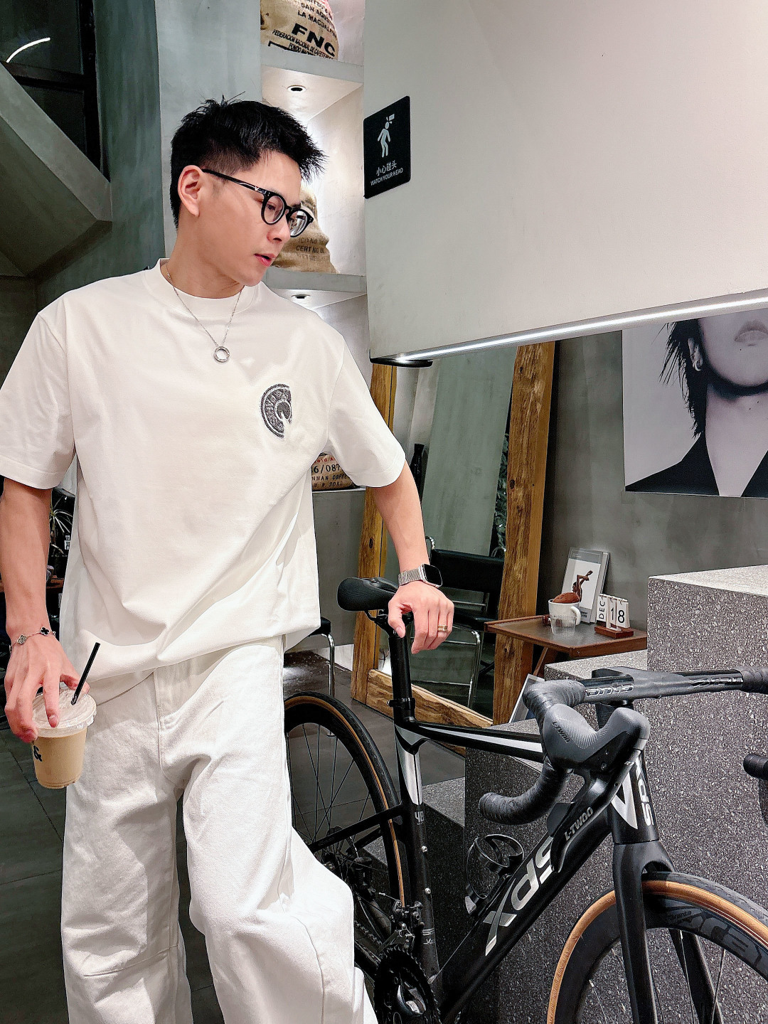 支持年后退换P160    爱马仕#Hermes  2026春夏新款首发专柜最新款短袖圆领T恤 高端订制 设计前卫时尚！品牌logo重工艺设计 高端定制百分百棉➕顶级丝光面料.手感柔软.穿着舒适.专柜级别精致车线.做工精细.上身效果无敌帅气！型男必备单品！
颜色：黑色 白色
码数：M-3XL
