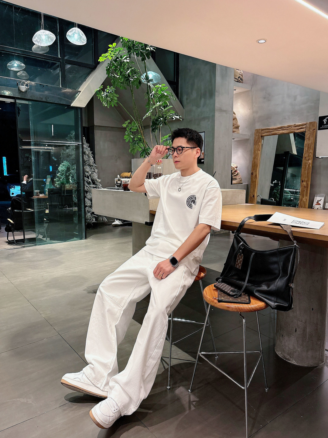 支持年后退换P160    爱马仕#Hermes  2026春夏新款首发专柜最新款短袖圆领T恤 高端订制 设计前卫时尚！品牌logo重工艺设计 高端定制百分百棉➕顶级丝光面料.手感柔软.穿着舒适.专柜级别精致车线.做工精细.上身效果无敌帅气！型男必备单品！
颜色：黑色 白色
码数：M-3XL
