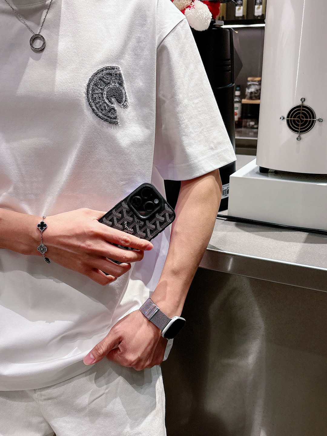 支持年后退换P160    爱马仕#Hermes  2026春夏新款首发专柜最新款短袖圆领T恤 高端订制 设计前卫时尚！品牌logo重工艺设计 高端定制百分百棉➕顶级丝光面料.手感柔软.穿着舒适.专柜级别精致车线.做工精细.上身效果无敌帅气！型男必备单品！
颜色：黑色 白色
码数：M-3XL
