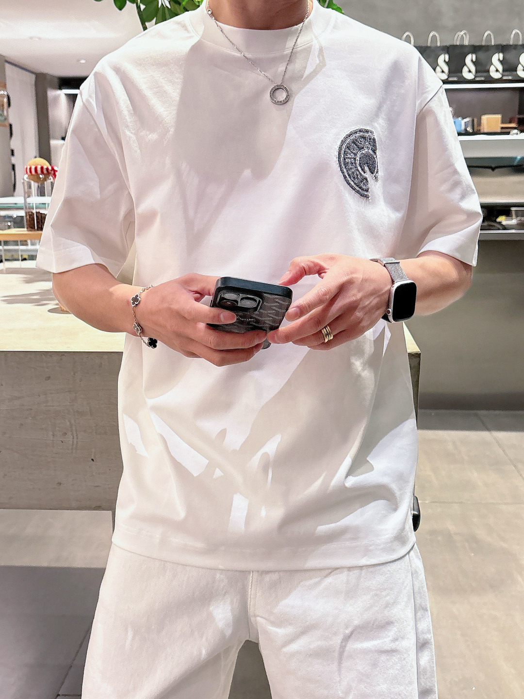 支持年后退换P160    爱马仕#Hermes  2026春夏新款首发专柜最新款短袖圆领T恤 高端订制 设计前卫时尚！品牌logo重工艺设计 高端定制百分百棉➕顶级丝光面料.手感柔软.穿着舒适.专柜级别精致车线.做工精细.上身效果无敌帅气！型男必备单品！
颜色：黑色 白色
码数：M-3XL
