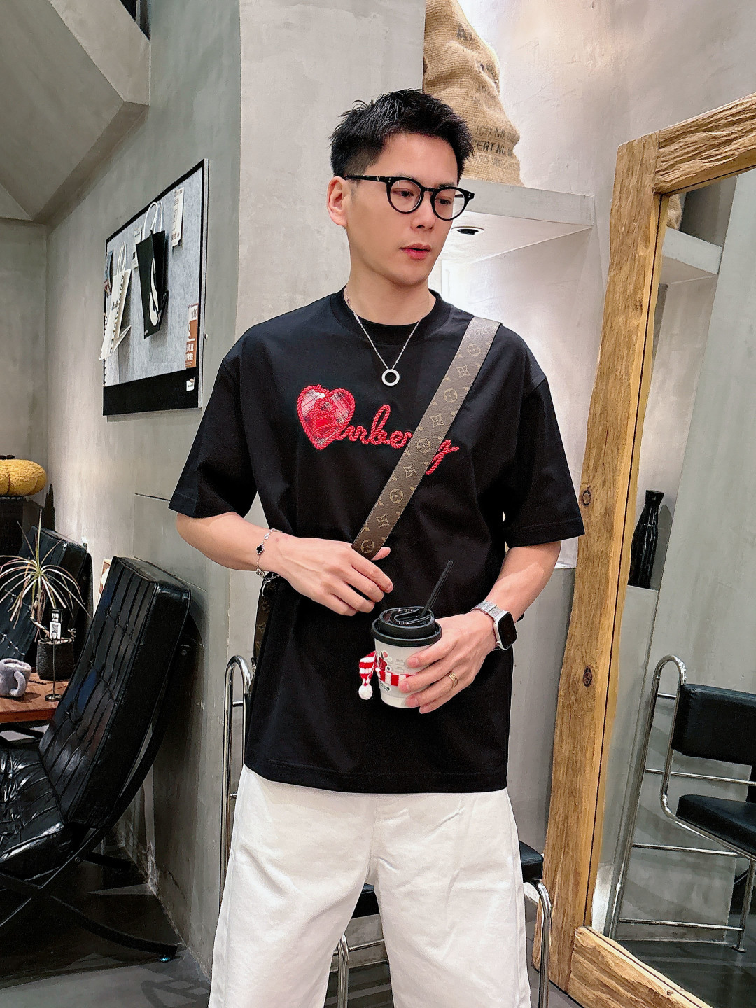 巴宝莉#BUR 2026春夏新款首发专柜最新款短袖圆领T恤 高端订制 设计前卫时尚！品牌logo重工艺设