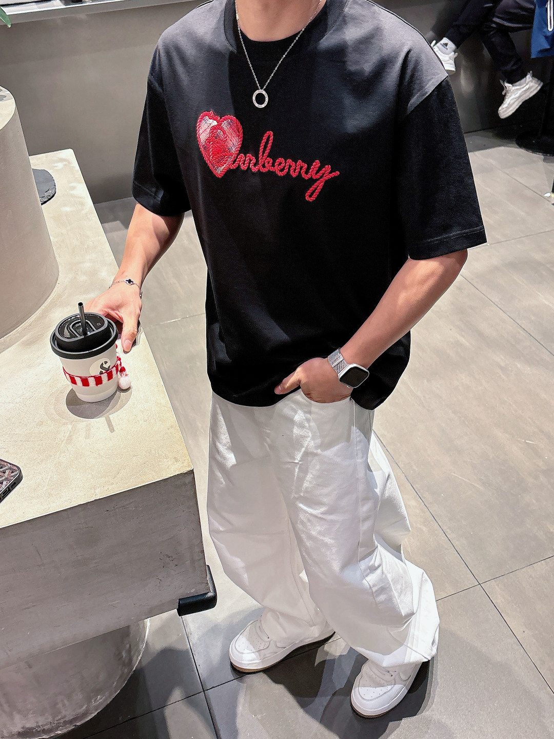 巴宝莉#BUR 2026春夏新款首发专柜最新款短袖圆领T恤 高端订制 设计前卫时尚！品牌logo重工艺设