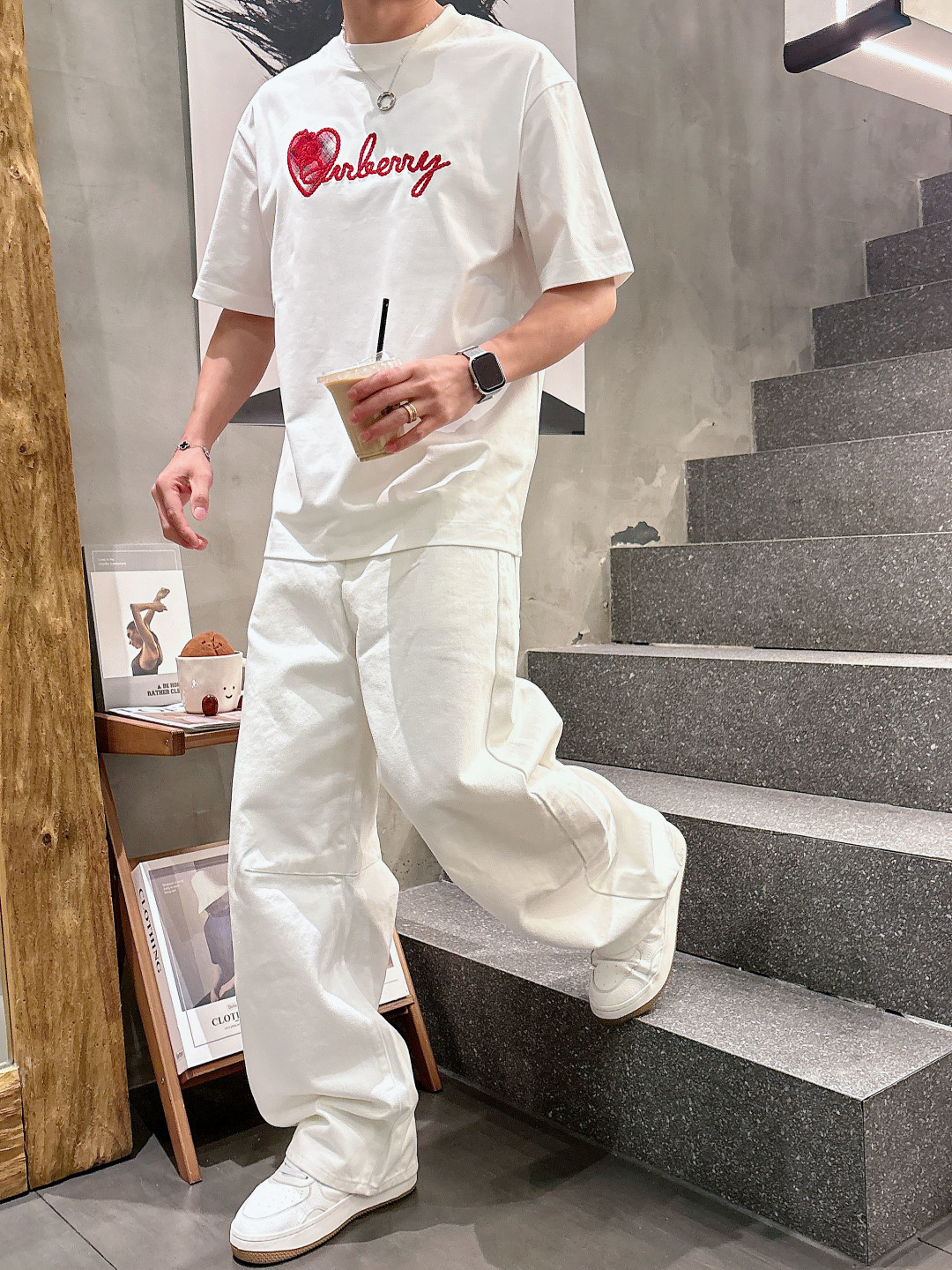 巴宝莉#BUR 2026春夏新款首发专柜最新款短袖圆领T恤 高端订制 设计前卫时尚！品牌logo重工艺设