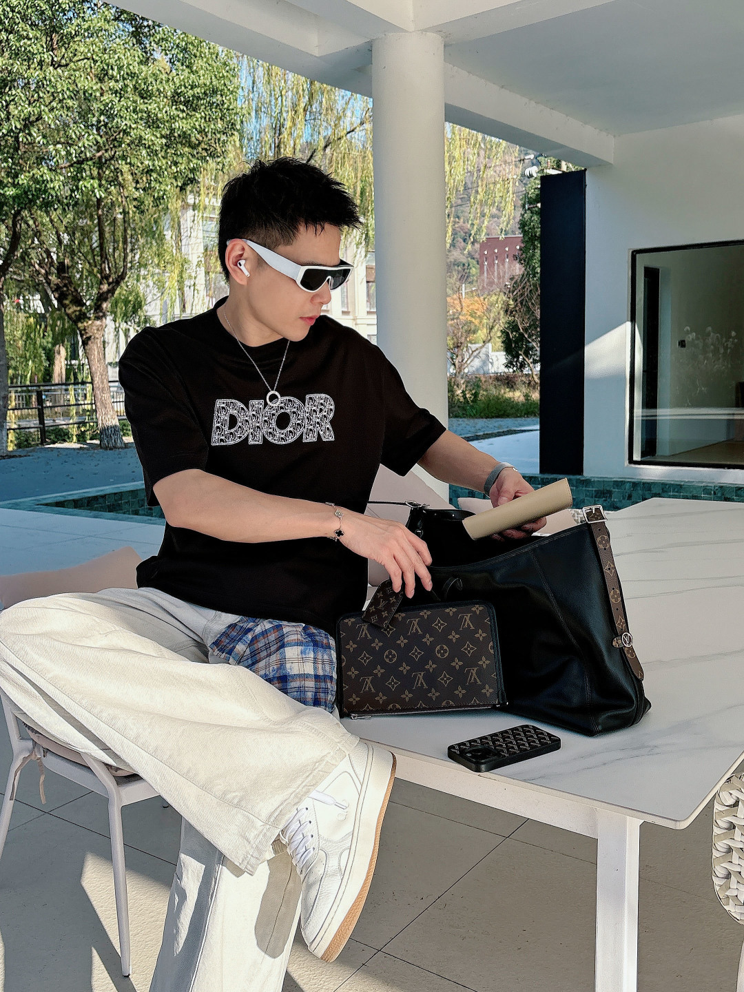 支持年后退换P160    迪奥#DIOR  2026春夏新款首发专柜最新款短袖圆领T恤 高端订制 设计前卫时尚！品牌logo重工艺设计 高端定制百分百棉➕顶级丝光面料.手感柔软.穿着舒适.专柜级别精致车线.做工精细.上身效果无敌帅气！型男必备单品！
颜色：黑色 白色
码数：M-3XL
