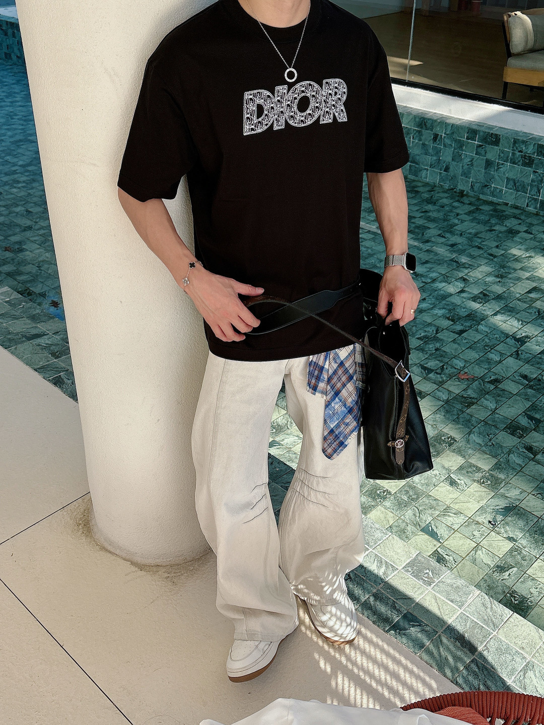 支持年后退换P160    迪奥#DIOR  2026春夏新款首发专柜最新款短袖圆领T恤 高端订制 设计前卫时尚！品牌logo重工艺设计 高端定制百分百棉➕顶级丝光面料.手感柔软.穿着舒适.专柜级别精致车线.做工精细.上身效果无敌帅气！型男必备单品！
颜色：黑色 白色
码数：M-3XL
