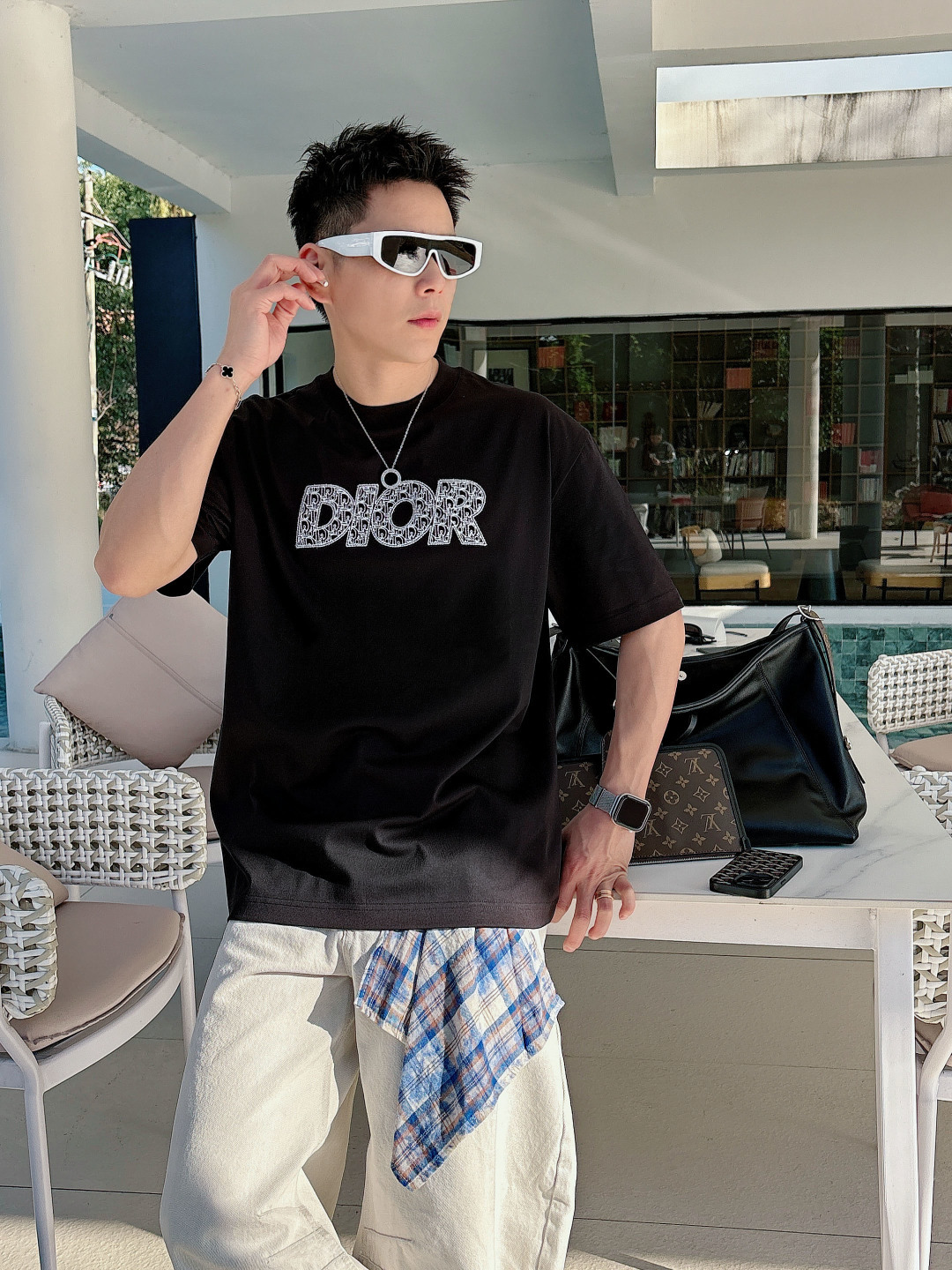 支持年后退换P160    迪奥#DIOR  2026春夏新款首发专柜最新款短袖圆领T恤 高端订制 设计前卫时尚！品牌logo重工艺设计 高端定制百分百棉➕顶级丝光面料.手感柔软.穿着舒适.专柜级别精致车线.做工精细.上身效果无敌帅气！型男必备单品！
颜色：黑色 白色
码数：M-3XL
