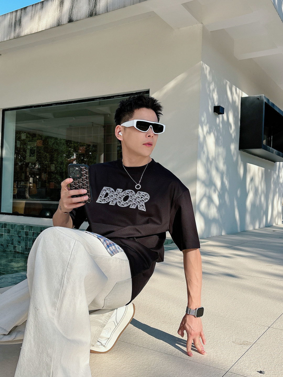 支持年后退换P160    迪奥#DIOR  2026春夏新款首发专柜最新款短袖圆领T恤 高端订制 设计前卫时尚！品牌logo重工艺设计 高端定制百分百棉➕顶级丝光面料.手感柔软.穿着舒适.专柜级别精致车线.做工精细.上身效果无敌帅气！型男必备单品！
颜色：黑色 白色
码数：M-3XL
