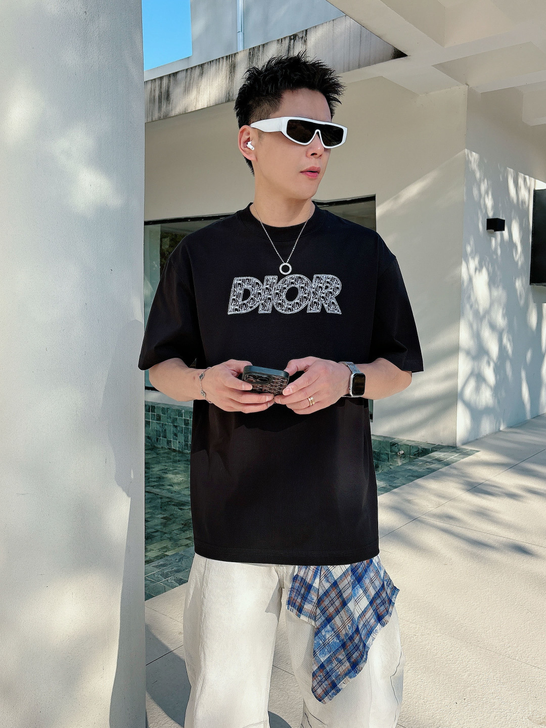 支持年后退换P160    迪奥#DIOR  2026春夏新款首发专柜最新款短袖圆领T恤 高端订制 设计前卫时尚！品牌logo重工艺设计 高端定制百分百棉➕顶级丝光面料.手感柔软.穿着舒适.专柜级别精致车线.做工精细.上身效果无敌帅气！型男必备单品！
颜色：黑色 白色
码数：M-3XL
