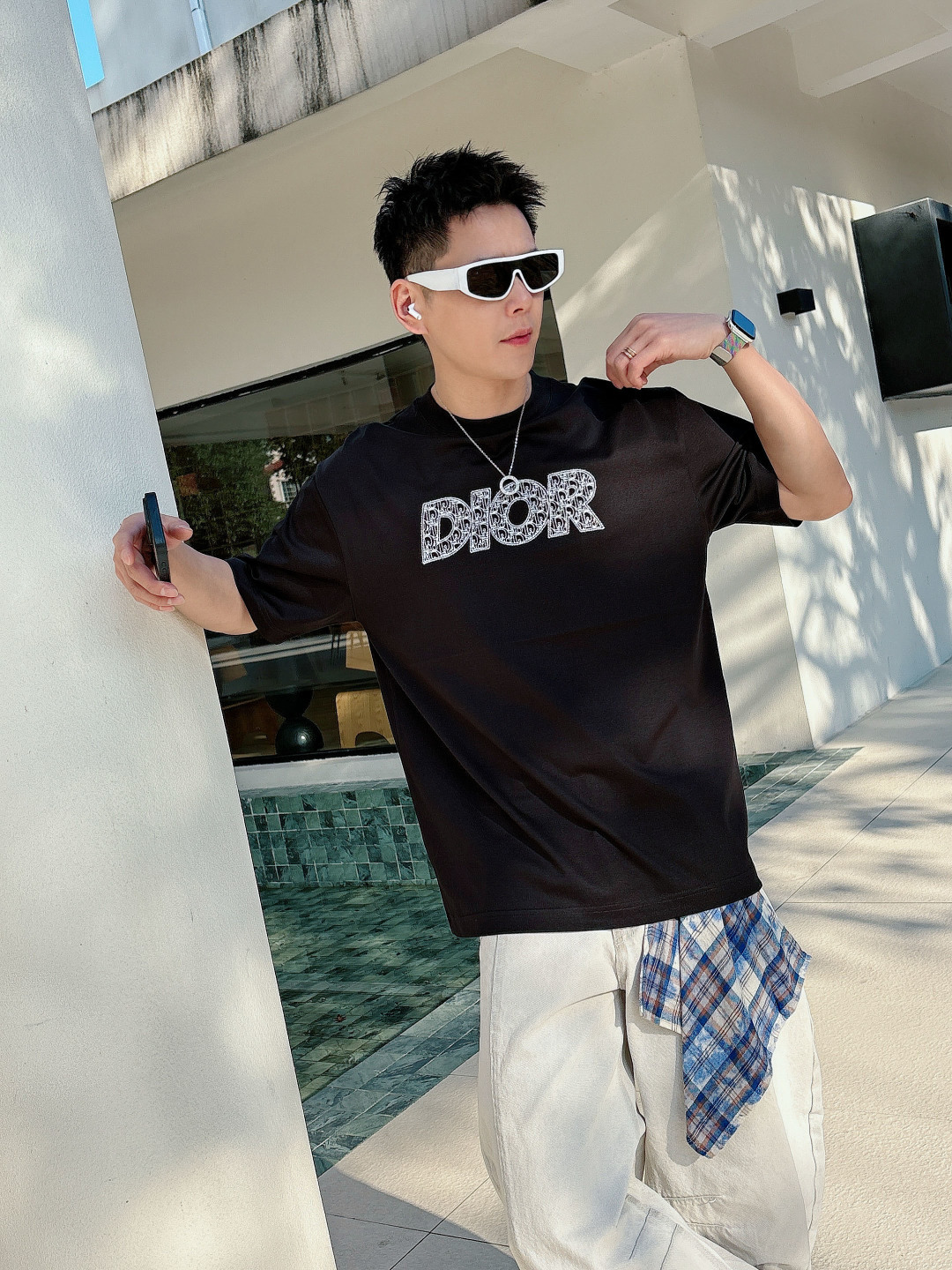 支持年后退换P160    迪奥#DIOR  2026春夏新款首发专柜最新款短袖圆领T恤 高端订制 设计前卫时尚！品牌logo重工艺设计 高端定制百分百棉➕顶级丝光面料.手感柔软.穿着舒适.专柜级别精致车线.做工精细.上身效果无敌帅气！型男必备单品！
颜色：黑色 白色
码数：M-3XL
