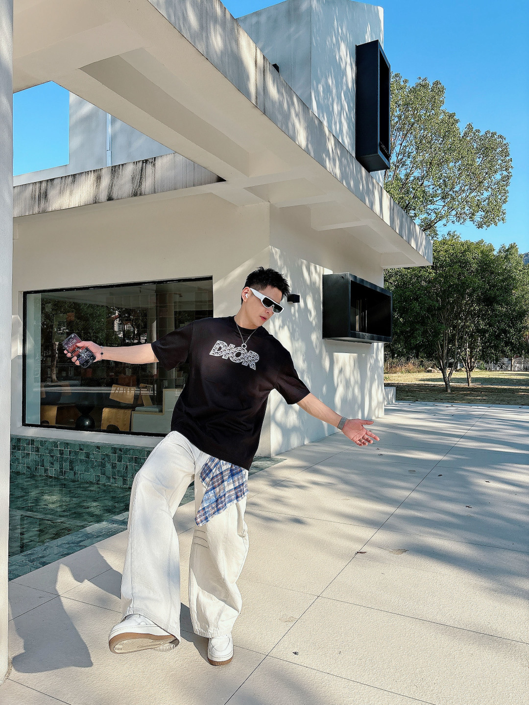 支持年后退换P160    迪奥#DIOR  2026春夏新款首发专柜最新款短袖圆领T恤 高端订制 设计前卫时尚！品牌logo重工艺设计 高端定制百分百棉➕顶级丝光面料.手感柔软.穿着舒适.专柜级别精致车线.做工精细.上身效果无敌帅气！型男必备单品！
颜色：黑色 白色
码数：M-3XL
