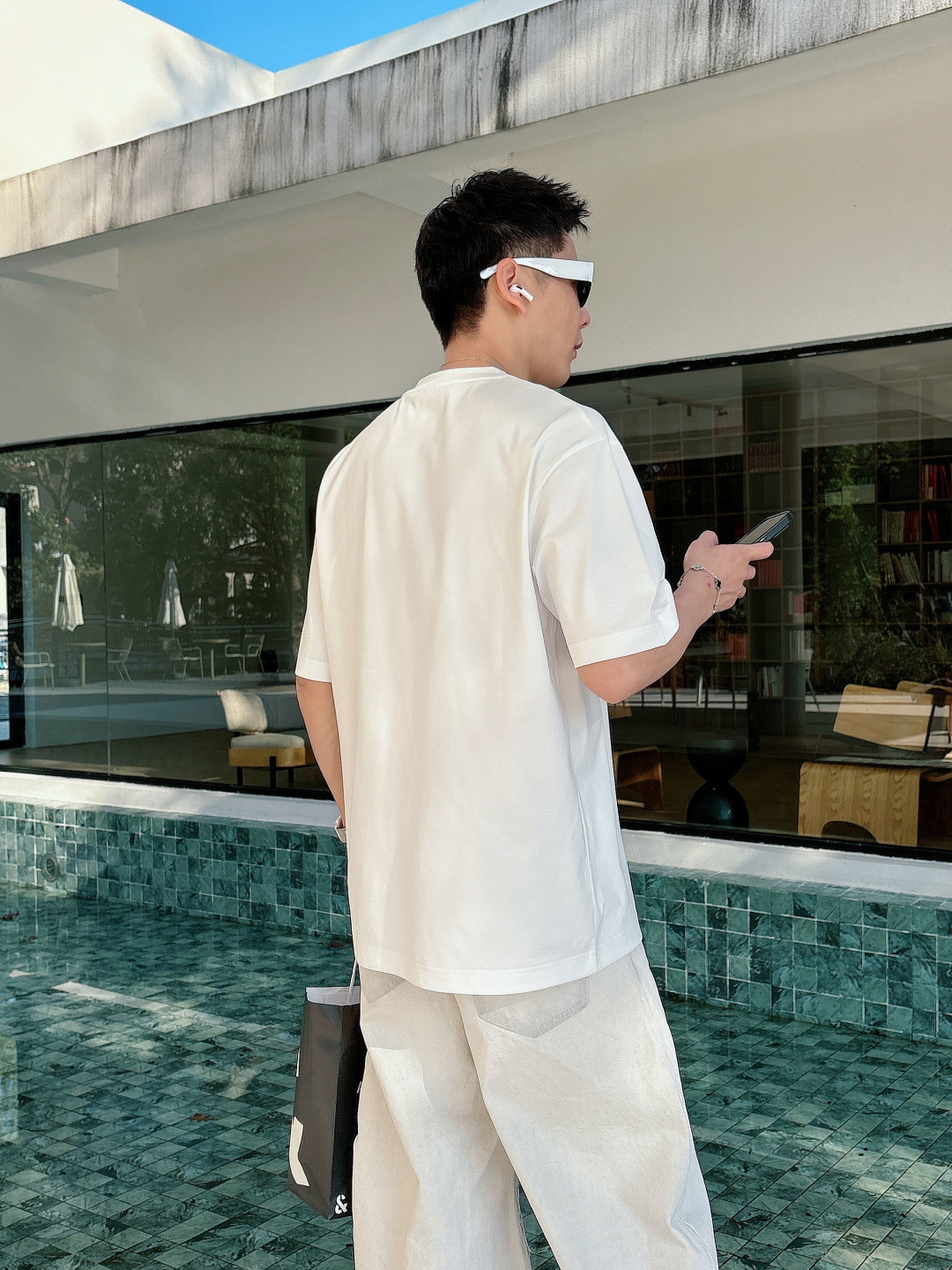 支持年后退换P160    迪奥#DIOR  2026春夏新款首发专柜最新款短袖圆领T恤 高端订制 设计前卫时尚！品牌logo重工艺设计 高端定制百分百棉➕顶级丝光面料.手感柔软.穿着舒适.专柜级别精致车线.做工精细.上身效果无敌帅气！型男必备单品！
颜色：黑色 白色
码数：M-3XL
