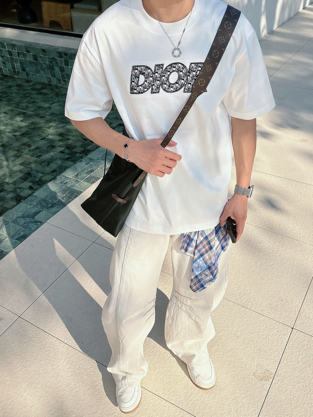 支持年后退换P160    迪奥#DIOR  2026春夏新款首发专柜最新款短袖圆领T恤 高端订制 设计前卫时尚！品牌logo重工艺设计 高端定制百分百棉➕顶级丝光面料.手感柔软.穿着舒适.专柜级别精致车线.做工精细.上身效果无敌帅气！型男必备单品！
颜色：黑色 白色
码数：M-3XL
