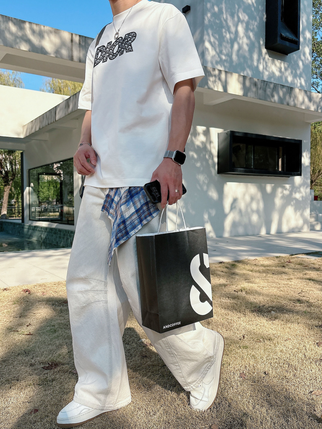 支持年后退换P160    迪奥#DIOR  2026春夏新款首发专柜最新款短袖圆领T恤 高端订制 设计前卫时尚！品牌logo重工艺设计 高端定制百分百棉➕顶级丝光面料.手感柔软.穿着舒适.专柜级别精致车线.做工精细.上身效果无敌帅气！型男必备单品！
颜色：黑色 白色
码数：M-3XL
