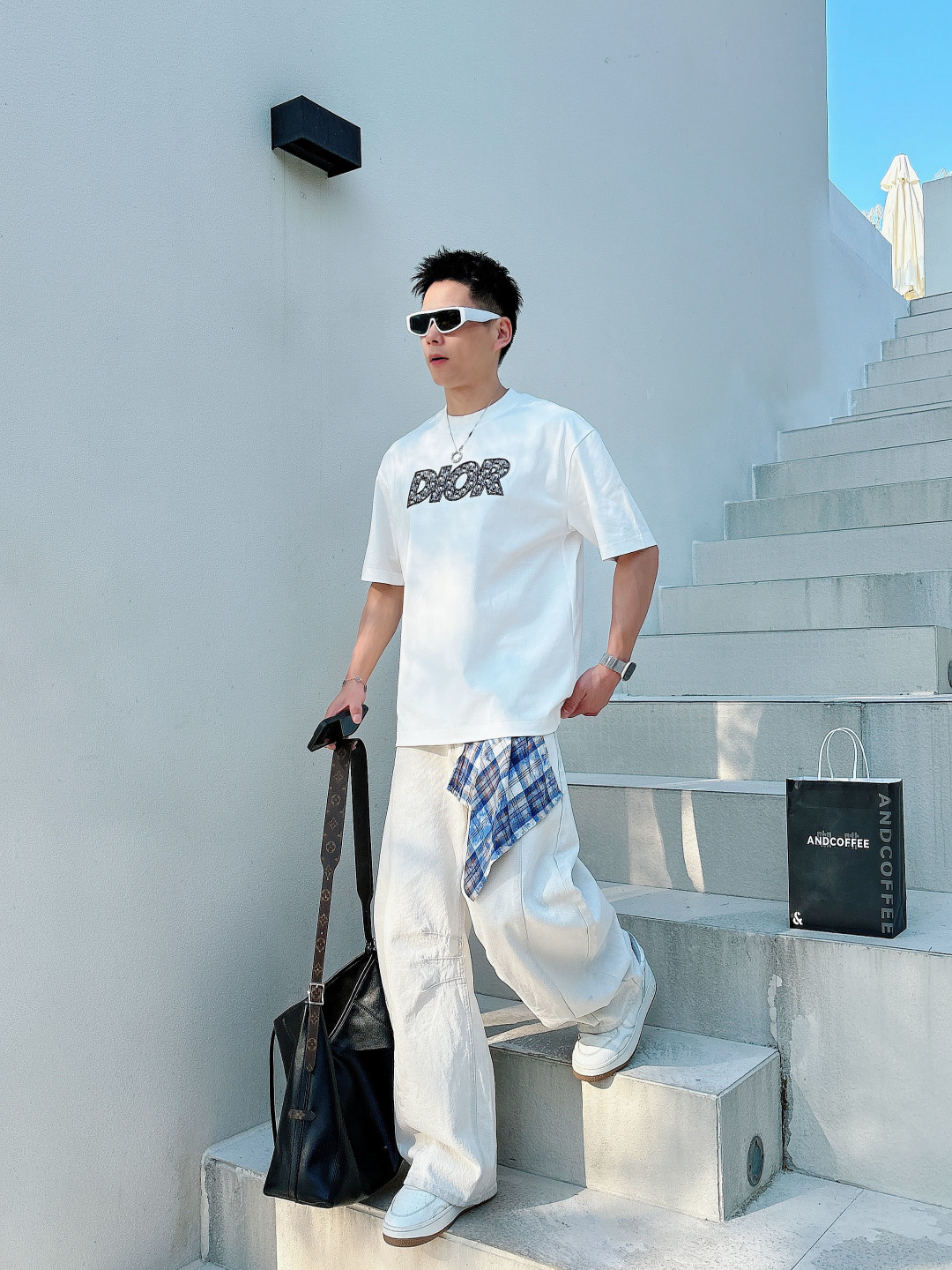 支持年后退换P160    迪奥#DIOR  2026春夏新款首发专柜最新款短袖圆领T恤 高端订制 设计前卫时尚！品牌logo重工艺设计 高端定制百分百棉➕顶级丝光面料.手感柔软.穿着舒适.专柜级别精致车线.做工精细.上身效果无敌帅气！型男必备单品！
颜色：黑色 白色
码数：M-3XL
