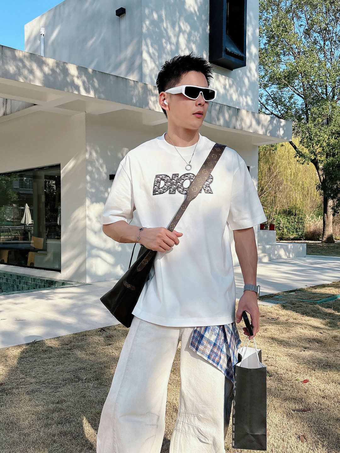 支持年后退换P160    迪奥#DIOR  2026春夏新款首发专柜最新款短袖圆领T恤 高端订制 设计前卫时尚！品牌logo重工艺设计 高端定制百分百棉➕顶级丝光面料.手感柔软.穿着舒适.专柜级别精致车线.做工精细.上身效果无敌帅气！型男必备单品！
颜色：黑色 白色
码数：M-3XL
