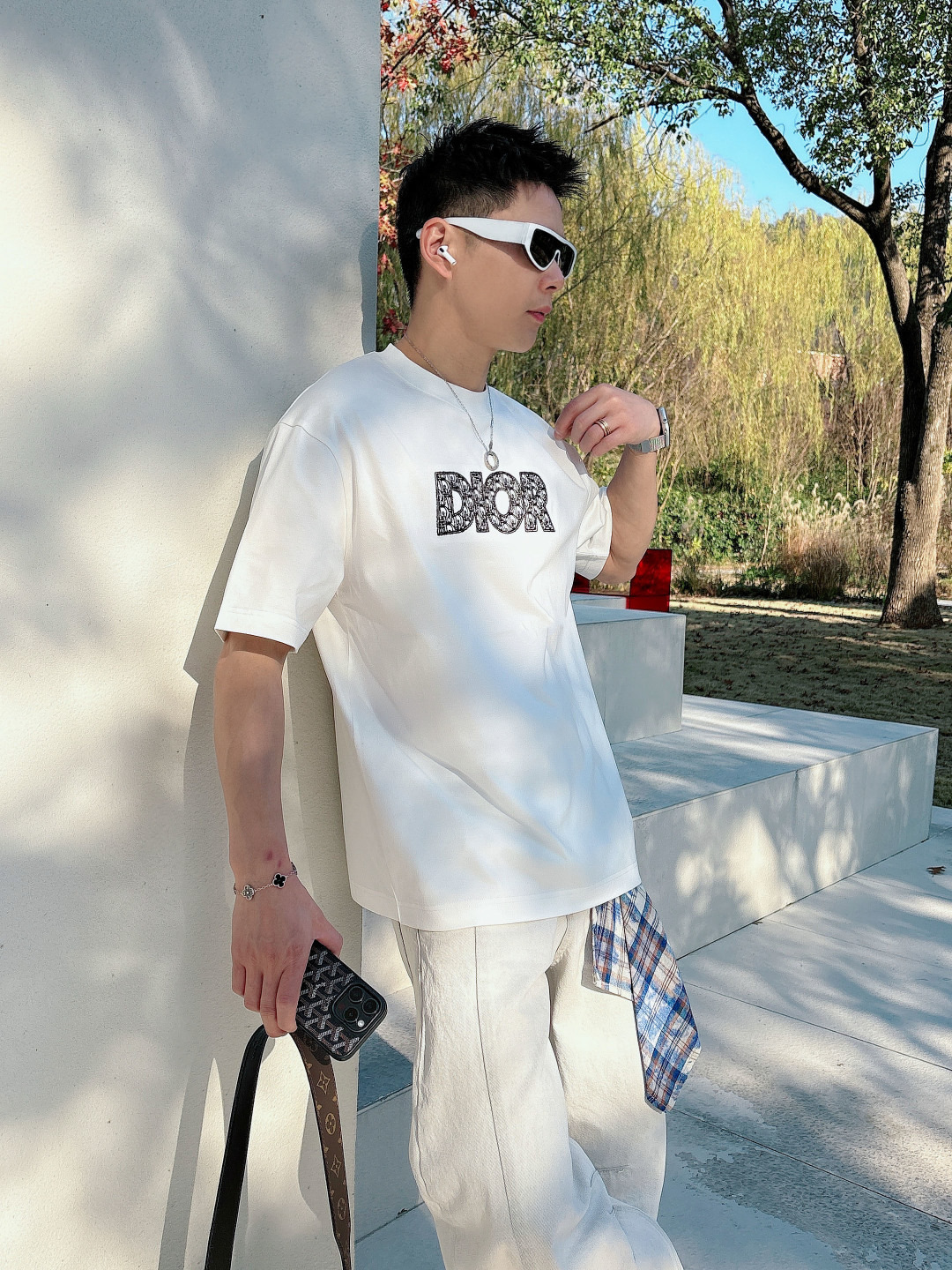 支持年后退换P160    迪奥#DIOR  2026春夏新款首发专柜最新款短袖圆领T恤 高端订制 设计前卫时尚！品牌logo重工艺设计 高端定制百分百棉➕顶级丝光面料.手感柔软.穿着舒适.专柜级别精致车线.做工精细.上身效果无敌帅气！型男必备单品！
颜色：黑色 白色
码数：M-3XL
