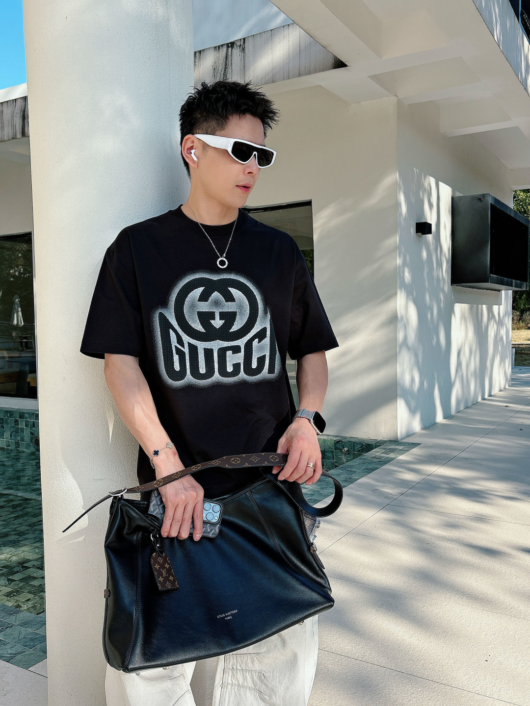 支持年后退换P160    古驰#GUCCI  2026春夏新款首发专柜最新款短袖圆领T恤 高端订制 设计前卫时尚！品牌logo重工艺设计 高端定制百分百棉➕顶级丝光面料.手感柔软.穿着舒适.专柜级别精致车线.做工精细.上身效果无敌帅气！型男必备单品！
颜色：黑色 白色
码数：M-3XL
