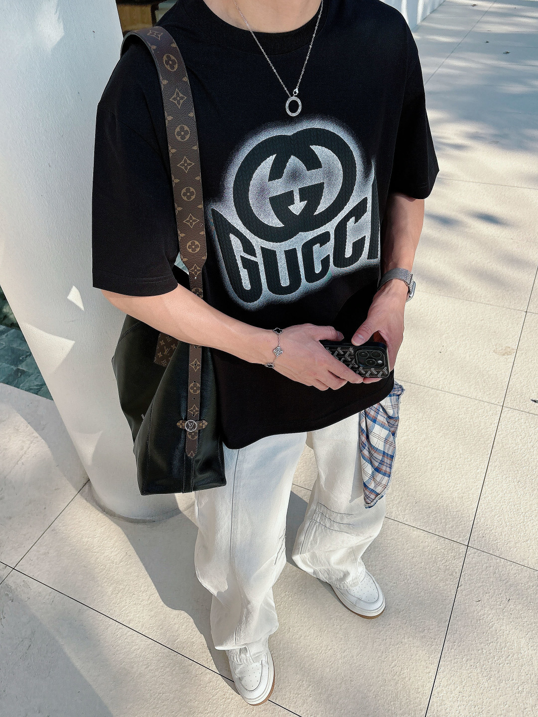 支持年后退换P160    古驰#GUCCI  2026春夏新款首发专柜最新款短袖圆领T恤 高端订制 设计前卫时尚！品牌logo重工艺设计 高端定制百分百棉➕顶级丝光面料.手感柔软.穿着舒适.专柜级别精致车线.做工精细.上身效果无敌帅气！型男必备单品！
颜色：黑色 白色
码数：M-3XL
