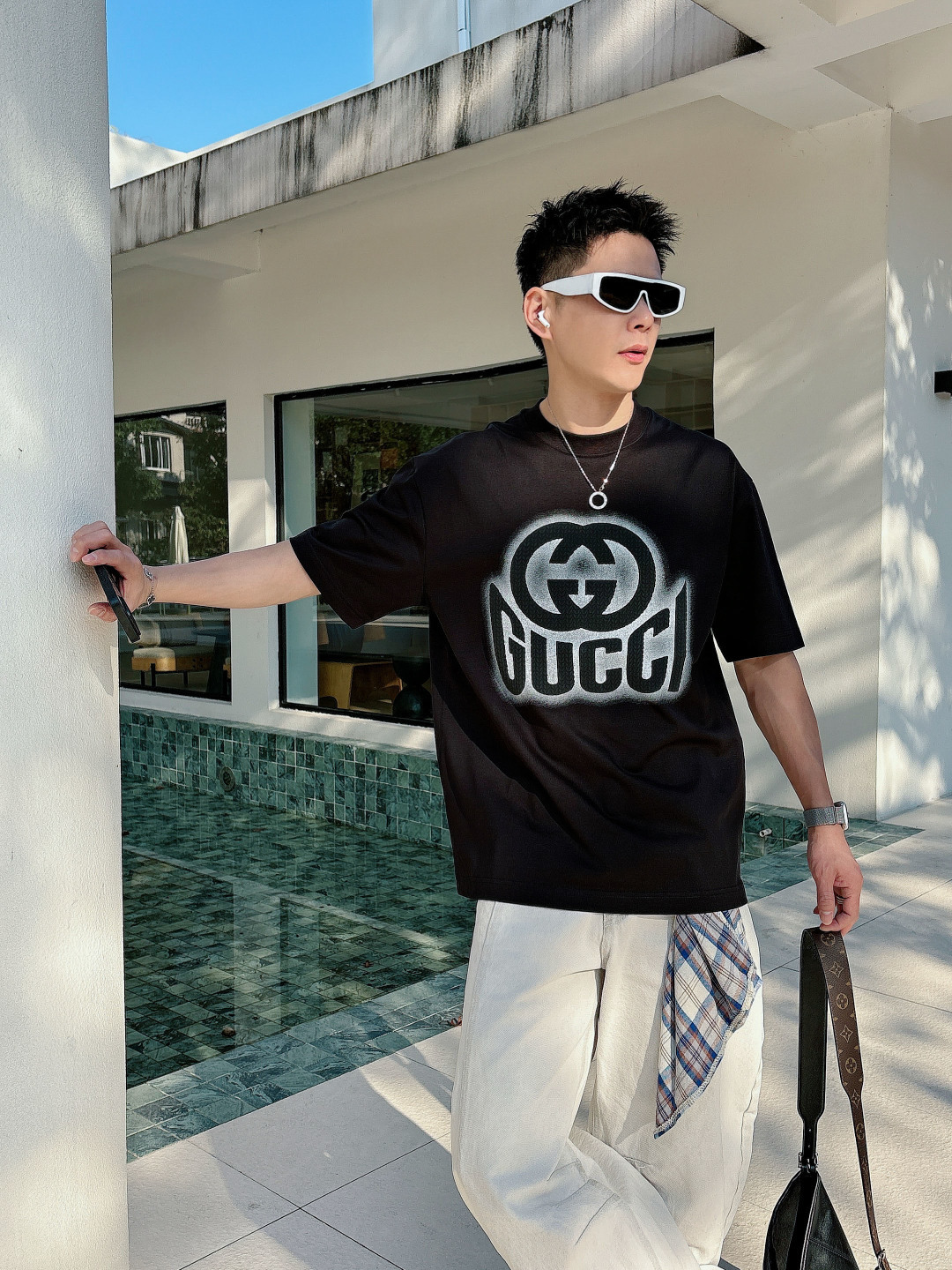 支持年后退换P160    古驰#GUCCI  2026春夏新款首发专柜最新款短袖圆领T恤 高端订制 设计前卫时尚！品牌logo重工艺设计 高端定制百分百棉➕顶级丝光面料.手感柔软.穿着舒适.专柜级别精致车线.做工精细.上身效果无敌帅气！型男必备单品！
颜色：黑色 白色
码数：M-3XL
