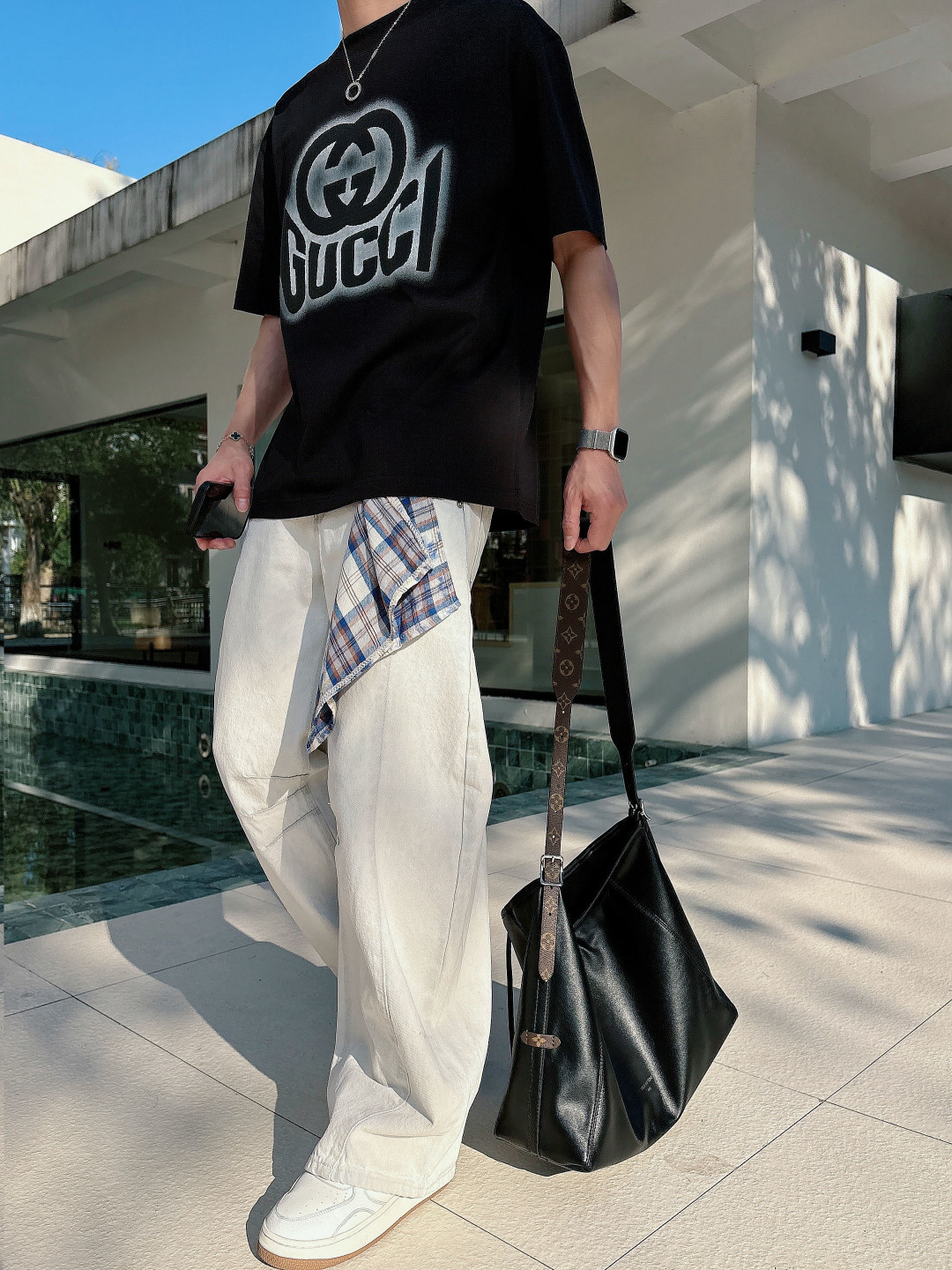 支持年后退换P160    古驰#GUCCI  2026春夏新款首发专柜最新款短袖圆领T恤 高端订制 设计前卫时尚！品牌logo重工艺设计 高端定制百分百棉➕顶级丝光面料.手感柔软.穿着舒适.专柜级别精致车线.做工精细.上身效果无敌帅气！型男必备单品！
颜色：黑色 白色
码数：M-3XL
